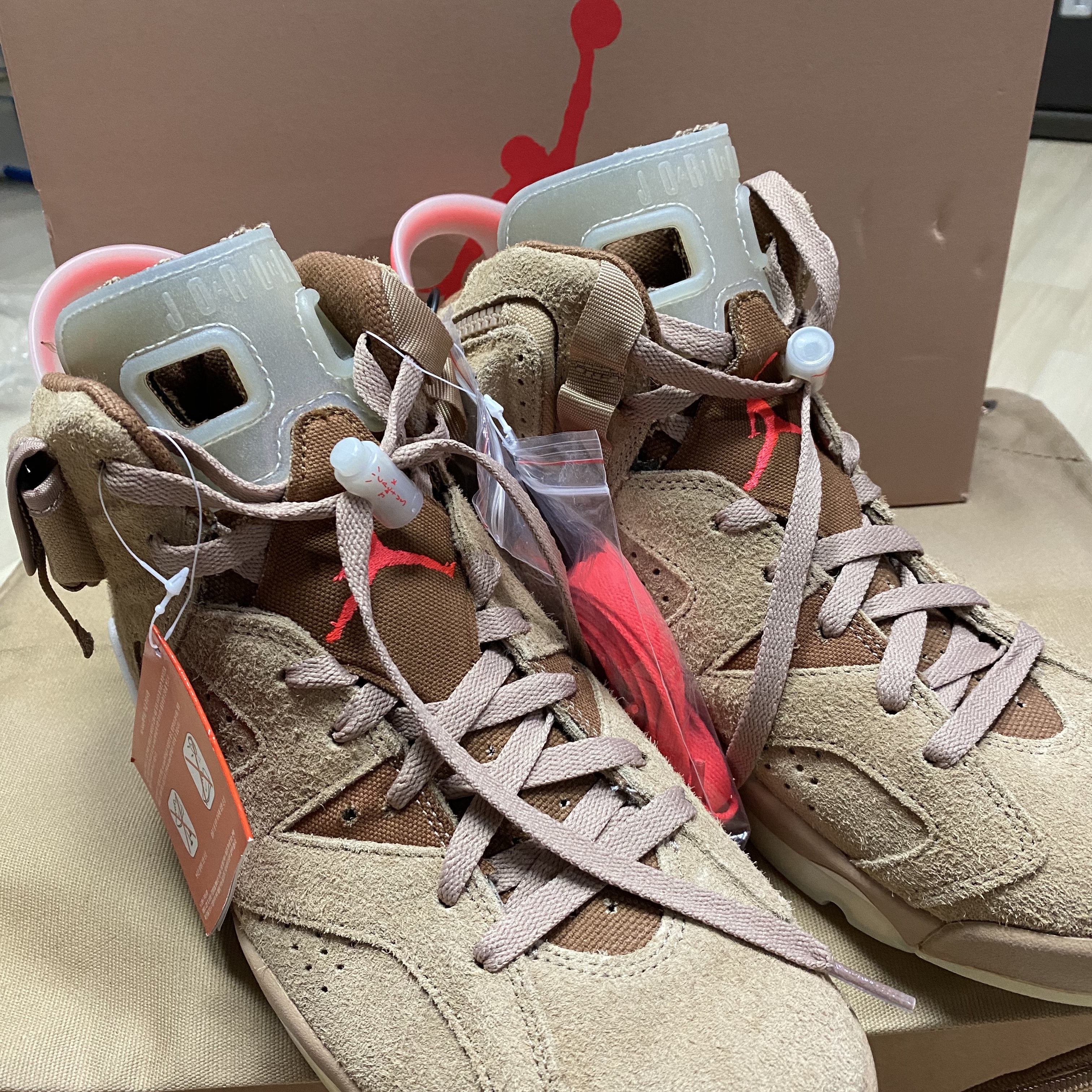 Jordan 6 x Travis Scott Retro SP British Khaki, Jordan 1 Retro High OG Royal Toe 착용 스타일 - 3
