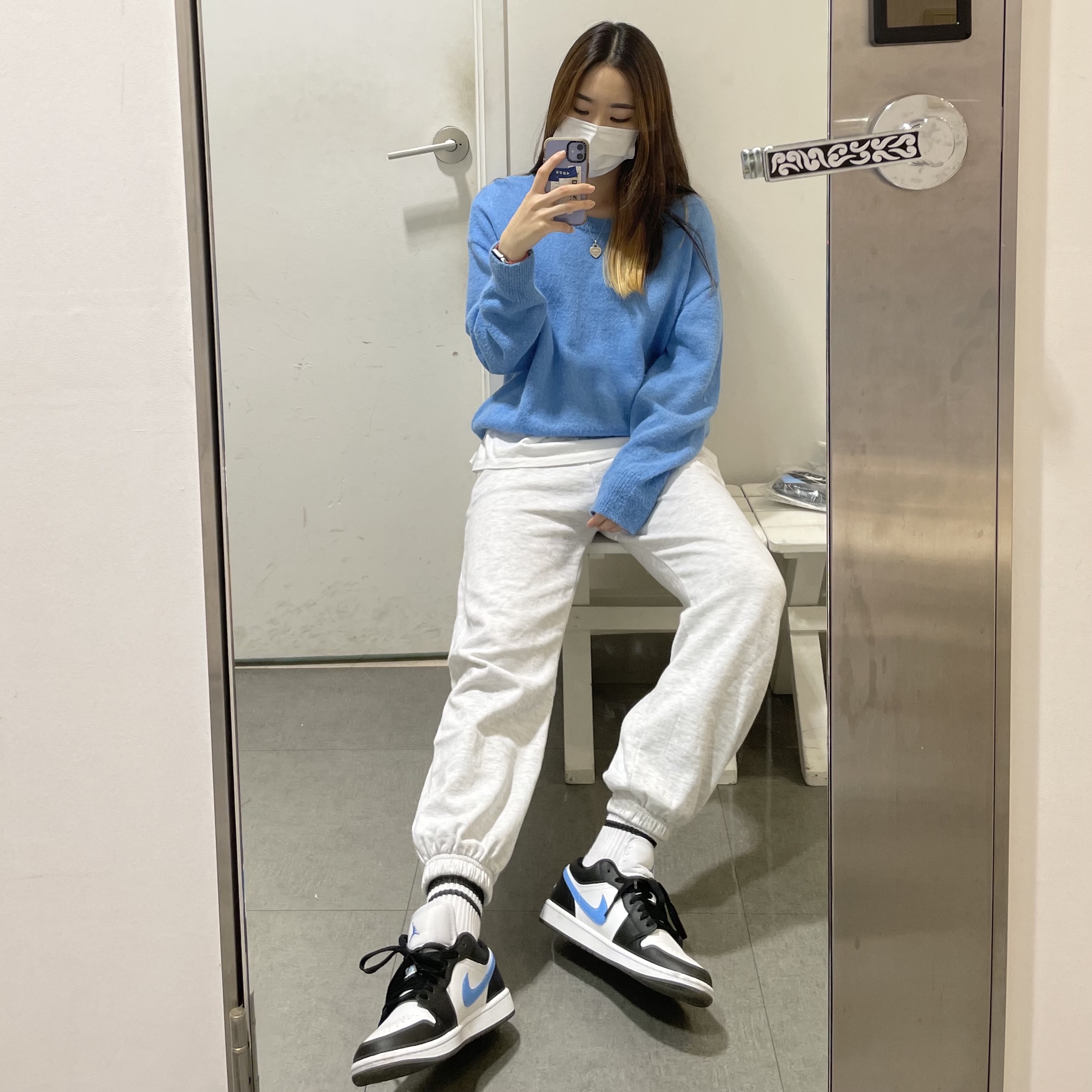 (W) Jordan 1 Low Black University Blue, Casetify x Ader Error Sketch Impact iPhone Case 착용 스타일