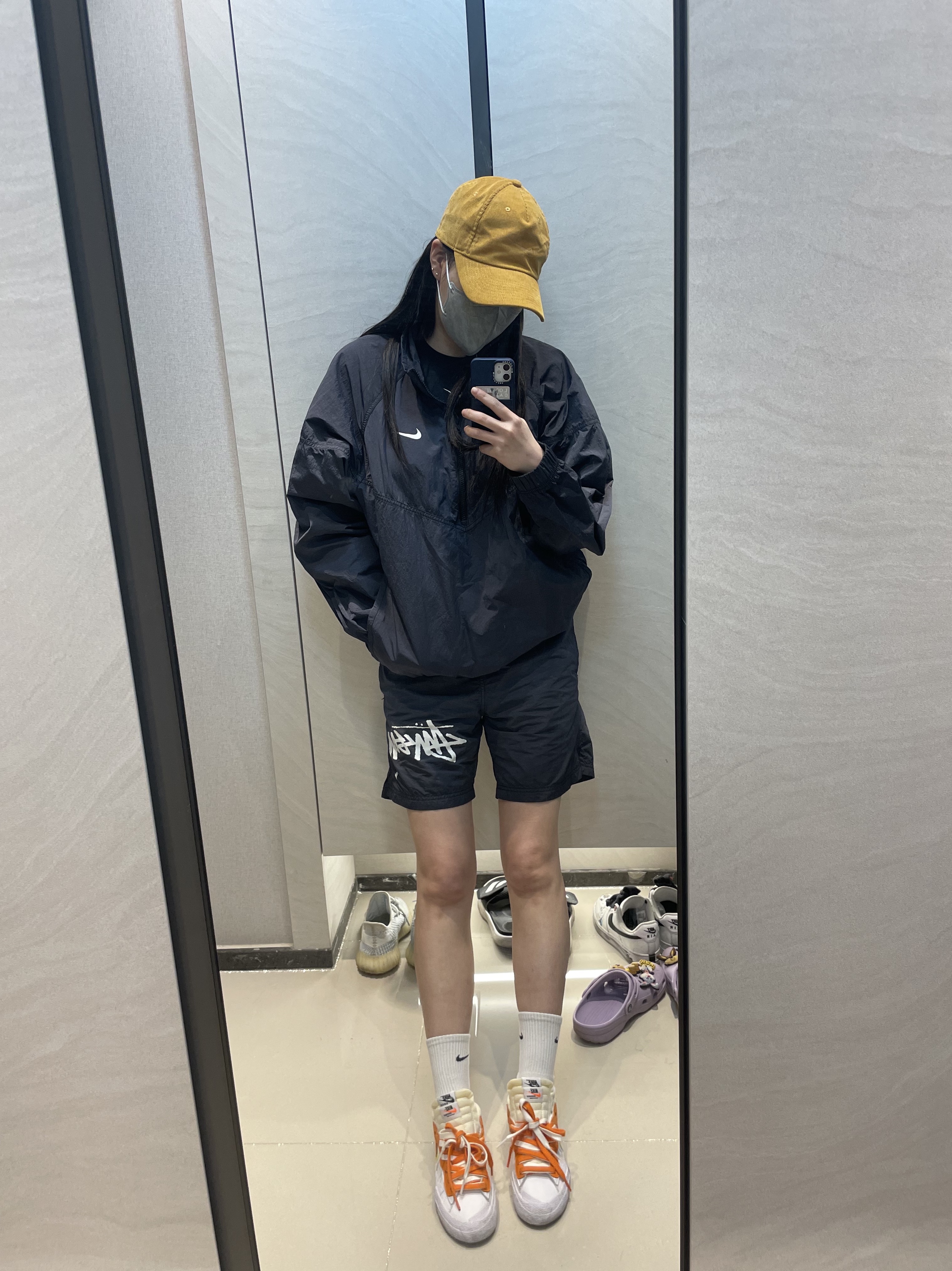 Nike x Stussy Windrunner Jacket Off Noir, Nike x Stussy Water Shorts Off Noir 착용 스타일
