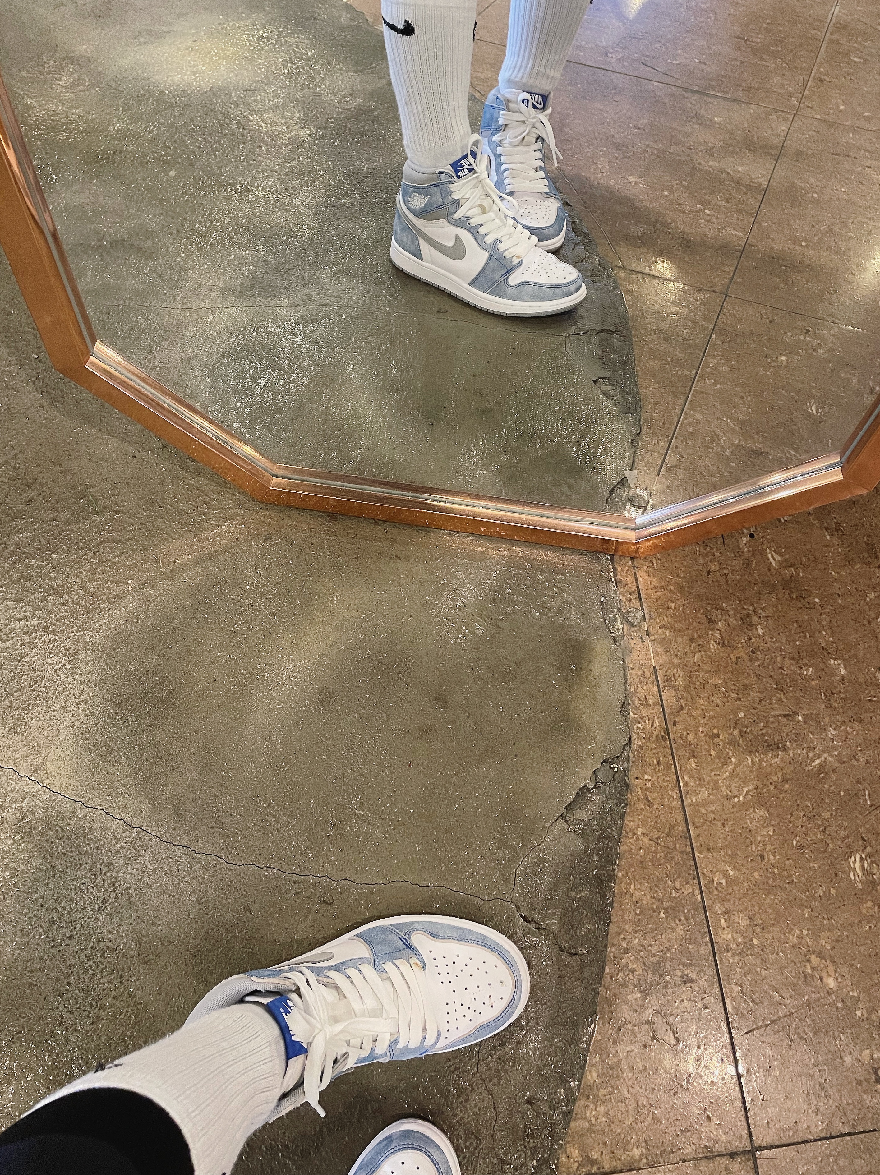 Jordan 1 Retro High OG Hyper Royal 착용 스타일