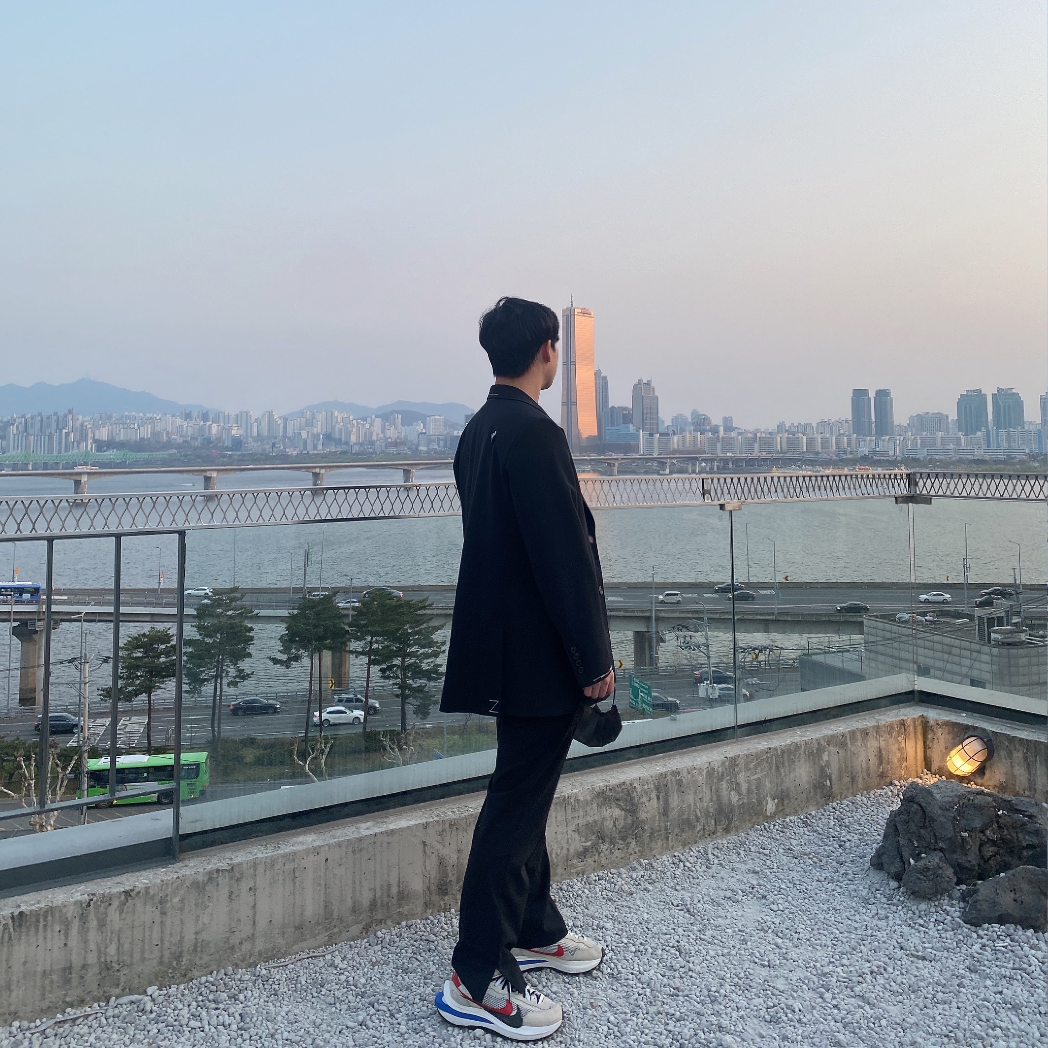 Nike x Sacai VaporWaffle Royal Fuchsia 착용 스타일 - 1