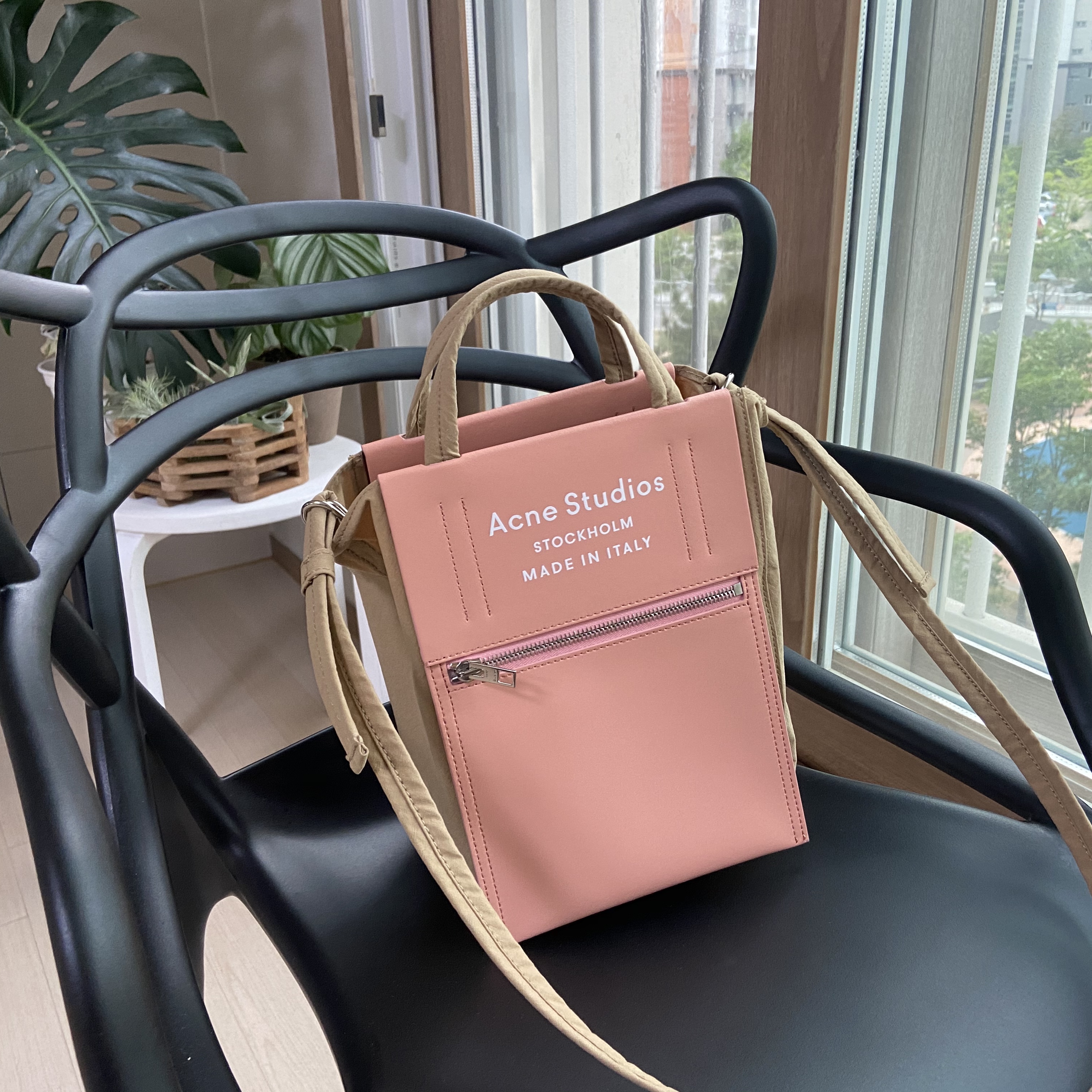 Acne Studios Baker Out Mini Tote Bag Brown Pink 착용 스타일 - 2