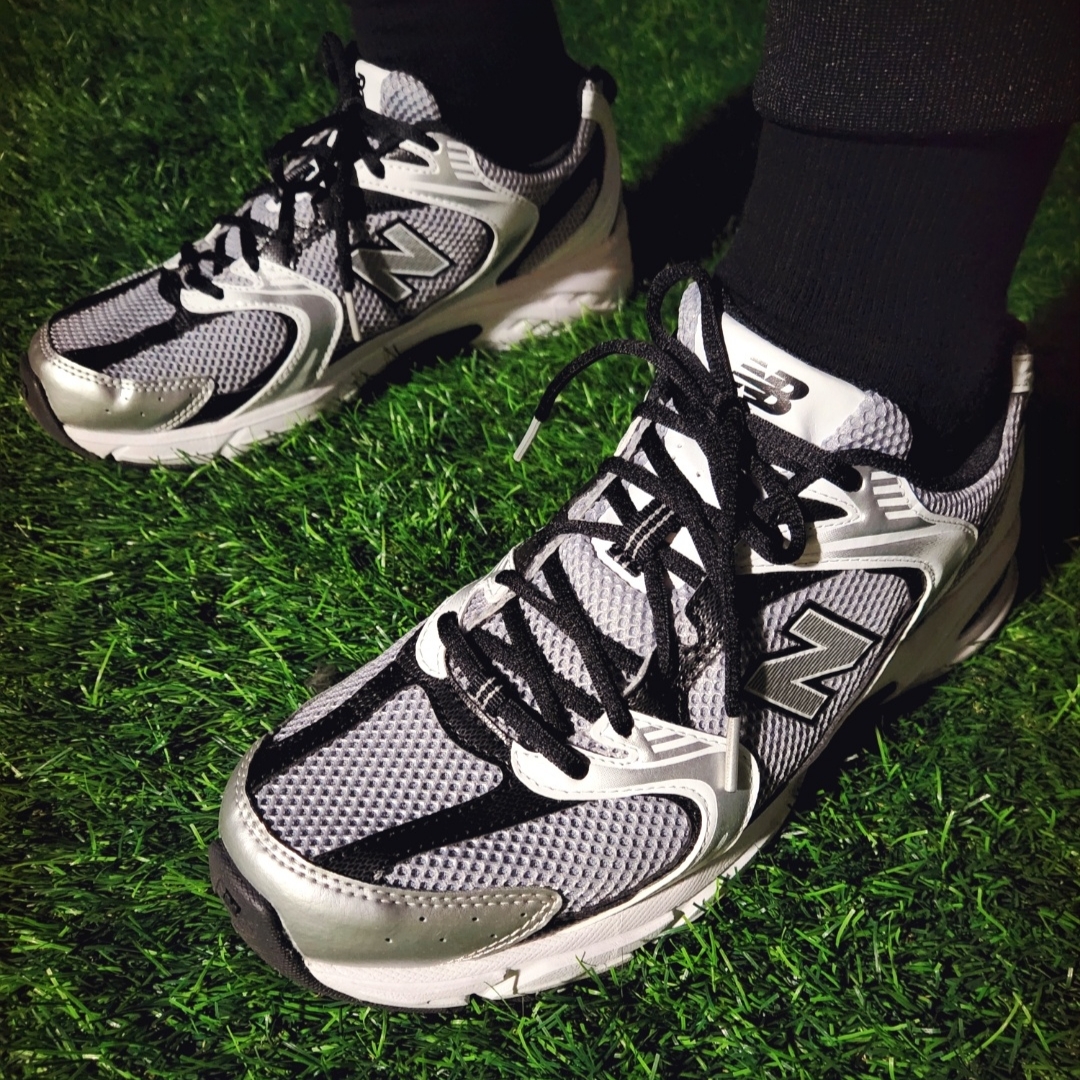 New Balance 530 Silver Black 착용 스타일 - 4