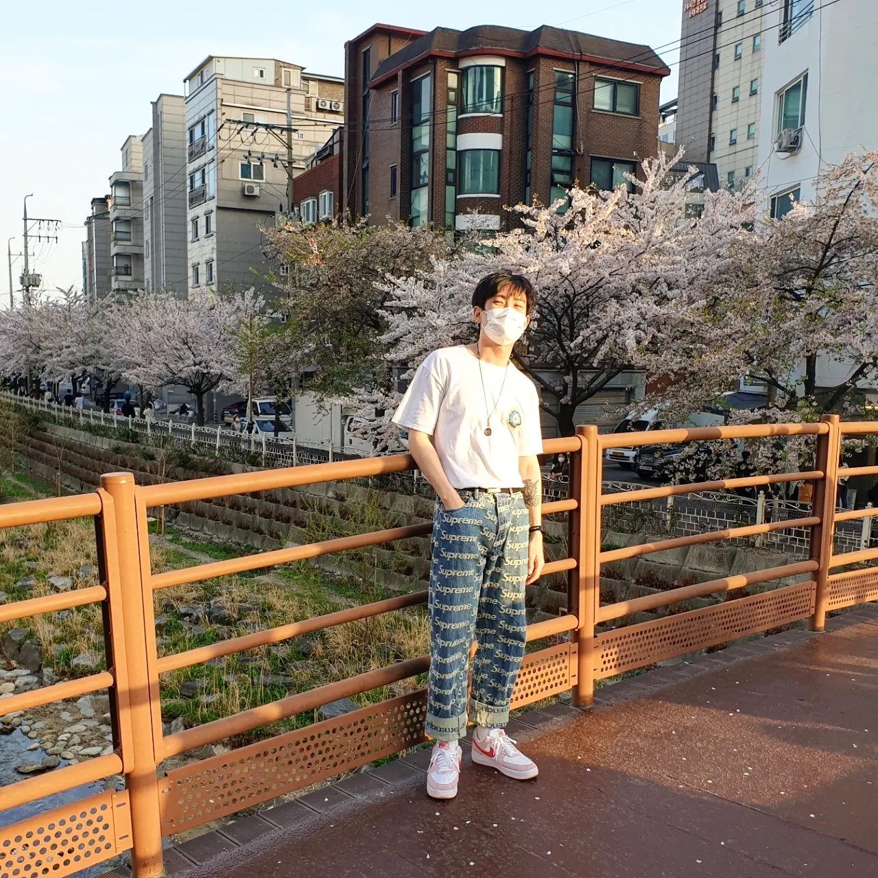 Stussy Cosmos T-Shirt White, Supreme Frayed Logos Regular Jean Blue - 21SS 착용 스타일