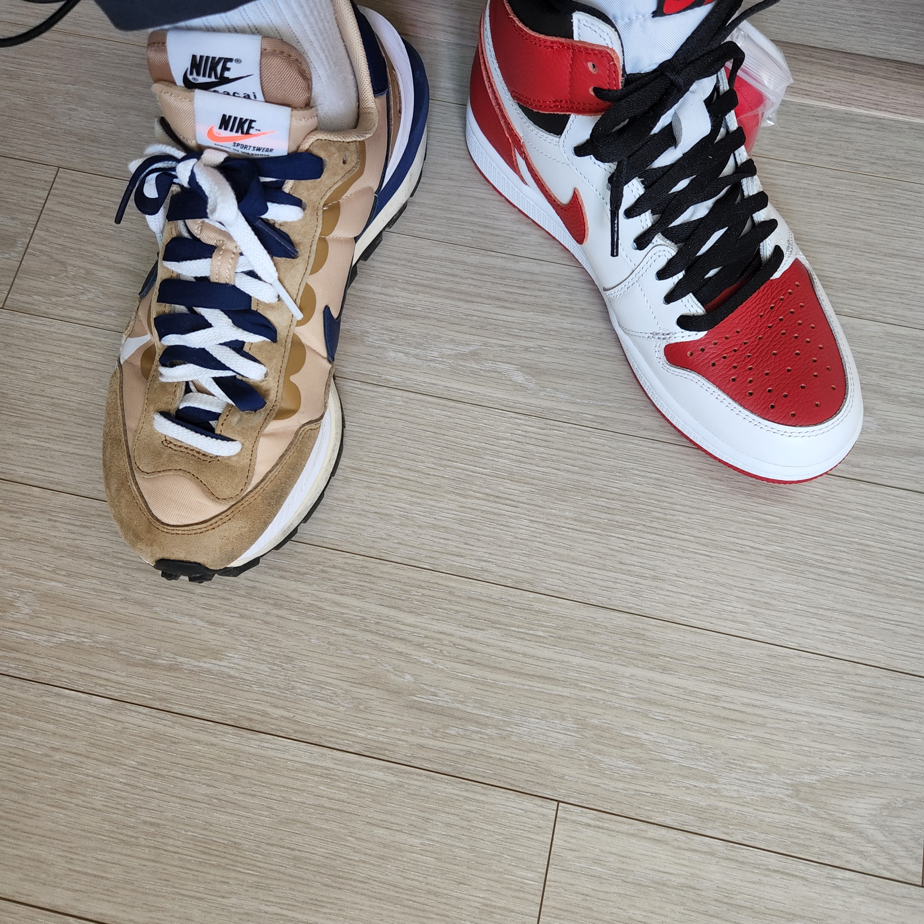 Nike x Sacai VaporWaffle Sesame and Blue Void, Jordan 1 Retro High OG Heritage 착용 스타일