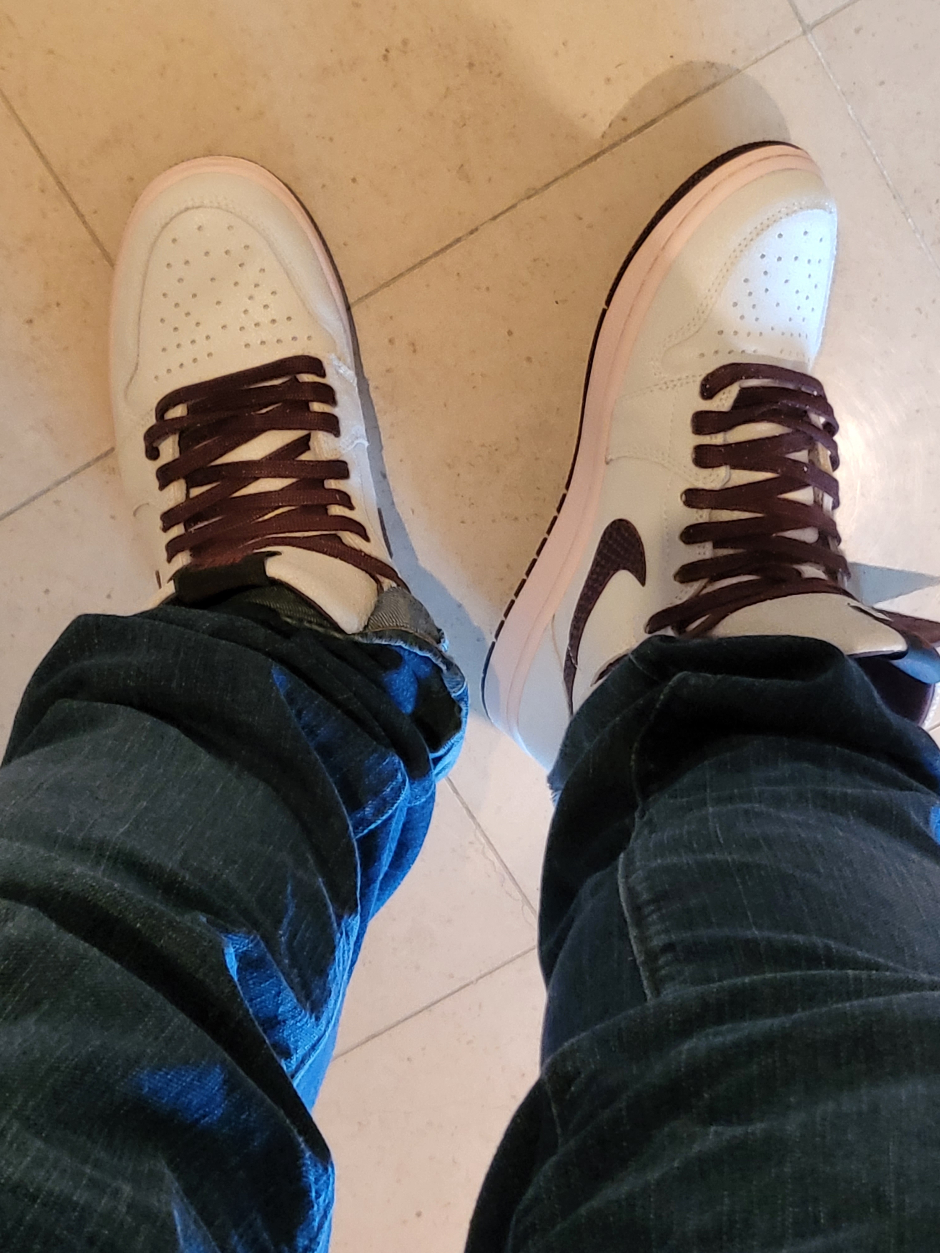 Jordan 1 x A Ma Maniere Retro High OG SP Sail and Burgundy 착용 스타일
