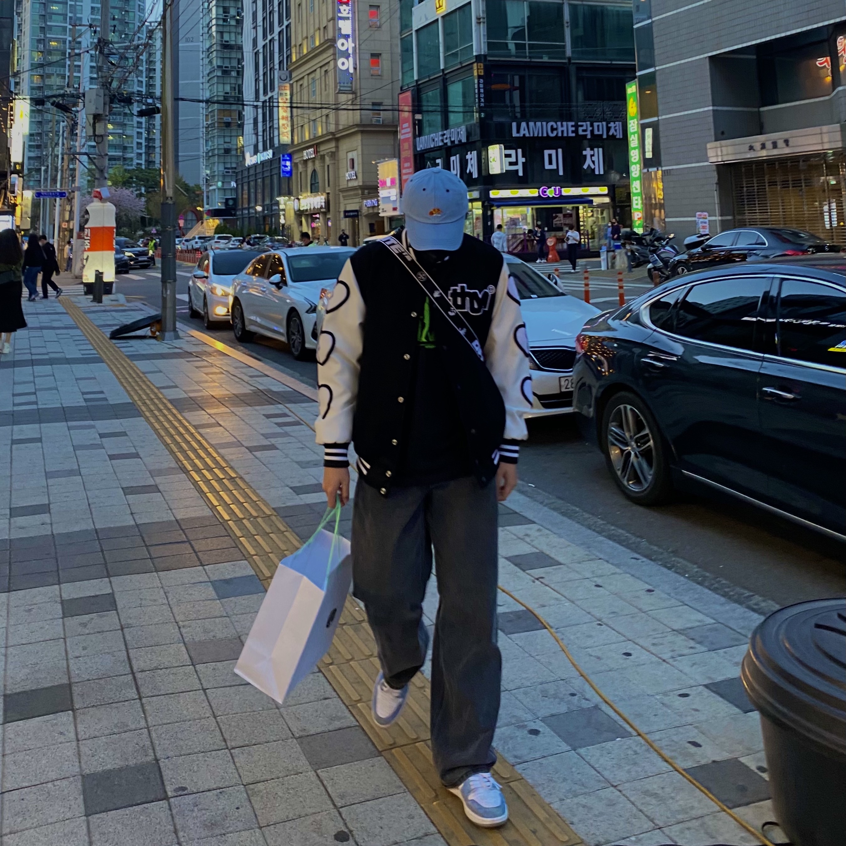 Jordan 1 Retro High OG Hyper Royal, Off-White x Amore Pacific Protection Box (Without Cosmetics) 착용 스타일 - 2