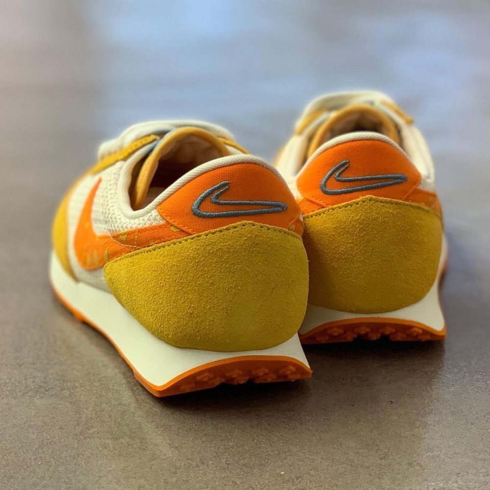 (W) Nike Daybreak Magma Orange 착용 스타일 - 2