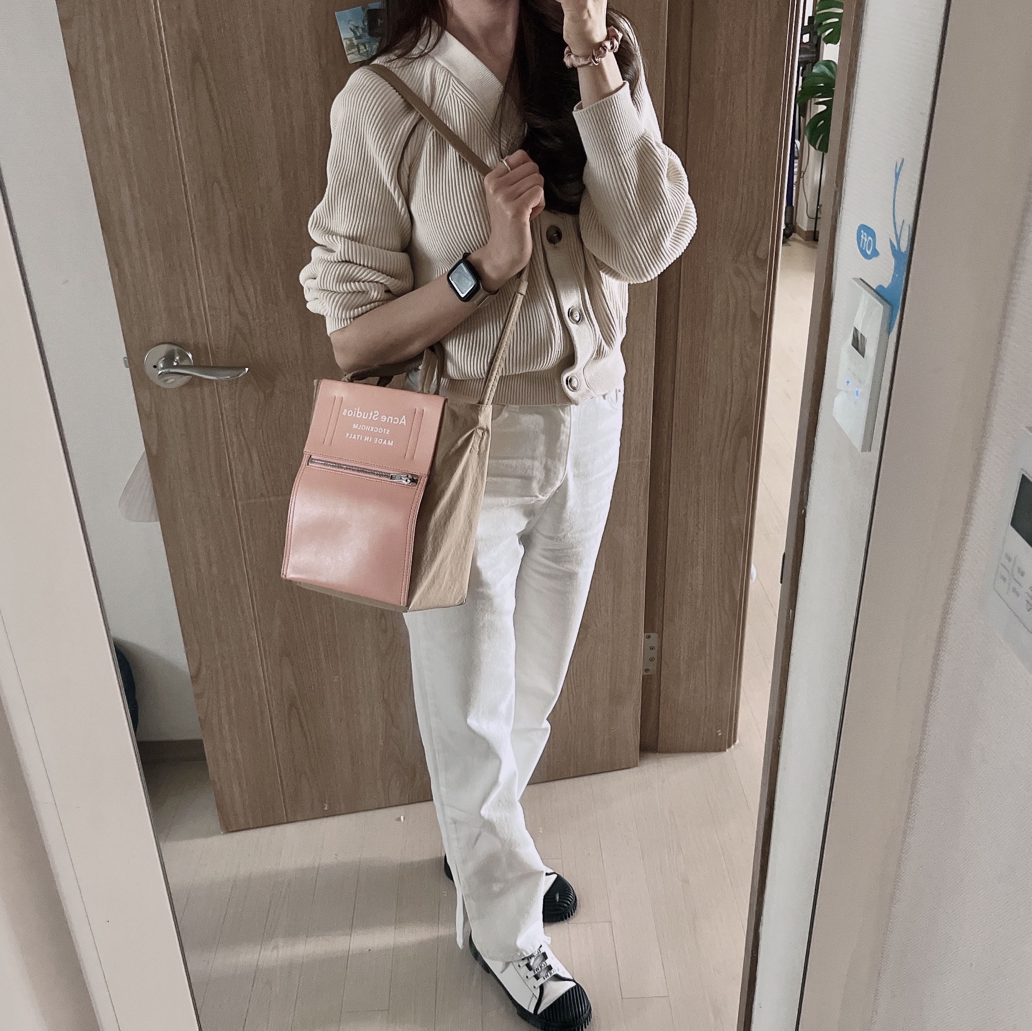 Acne Studios Baker Out Mini Tote Bag Brown Pink 착용 스타일 - 3