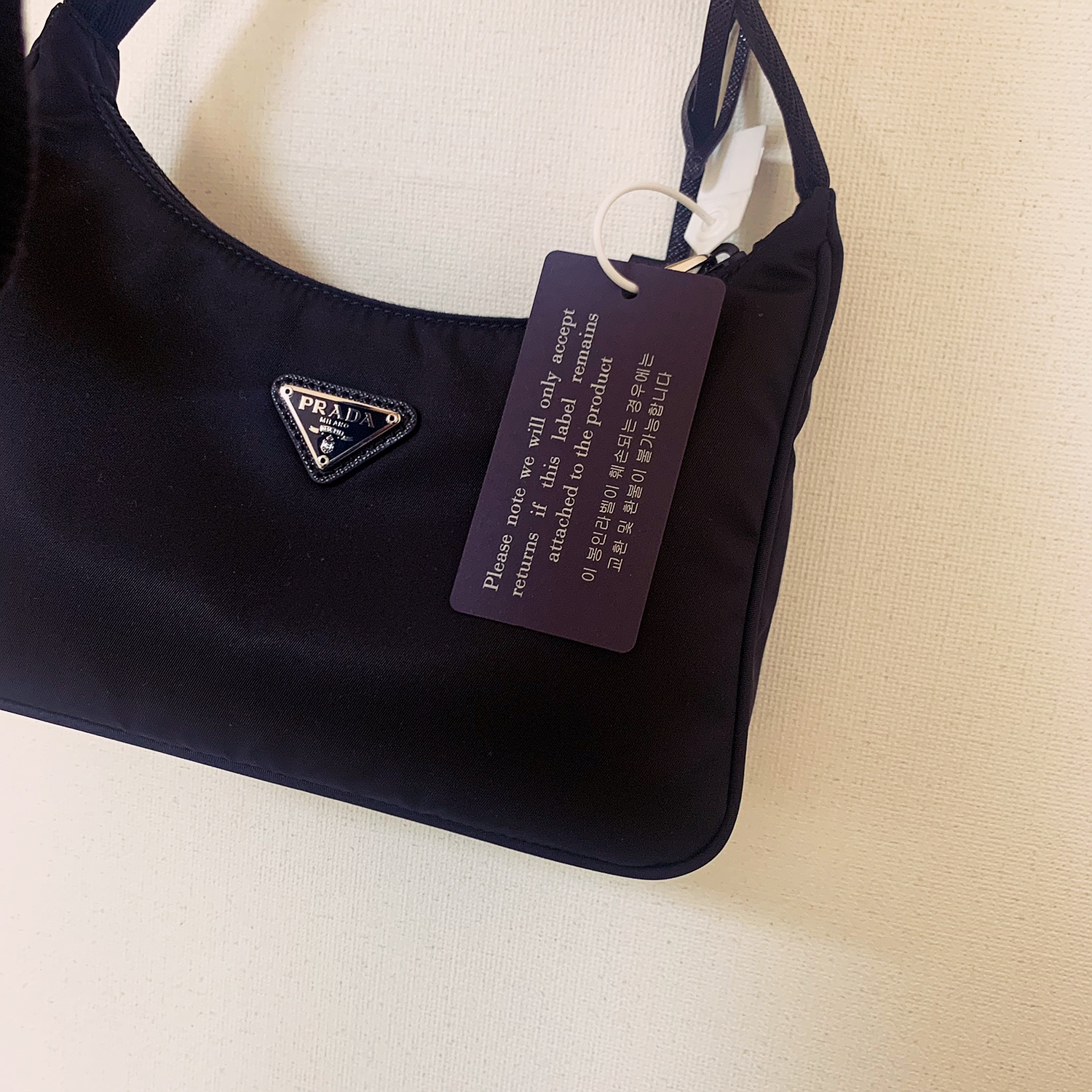 Prada Re-Edition 2000 Re-Nylon Mini Shoulder Bag Black 착용 스타일 - 1