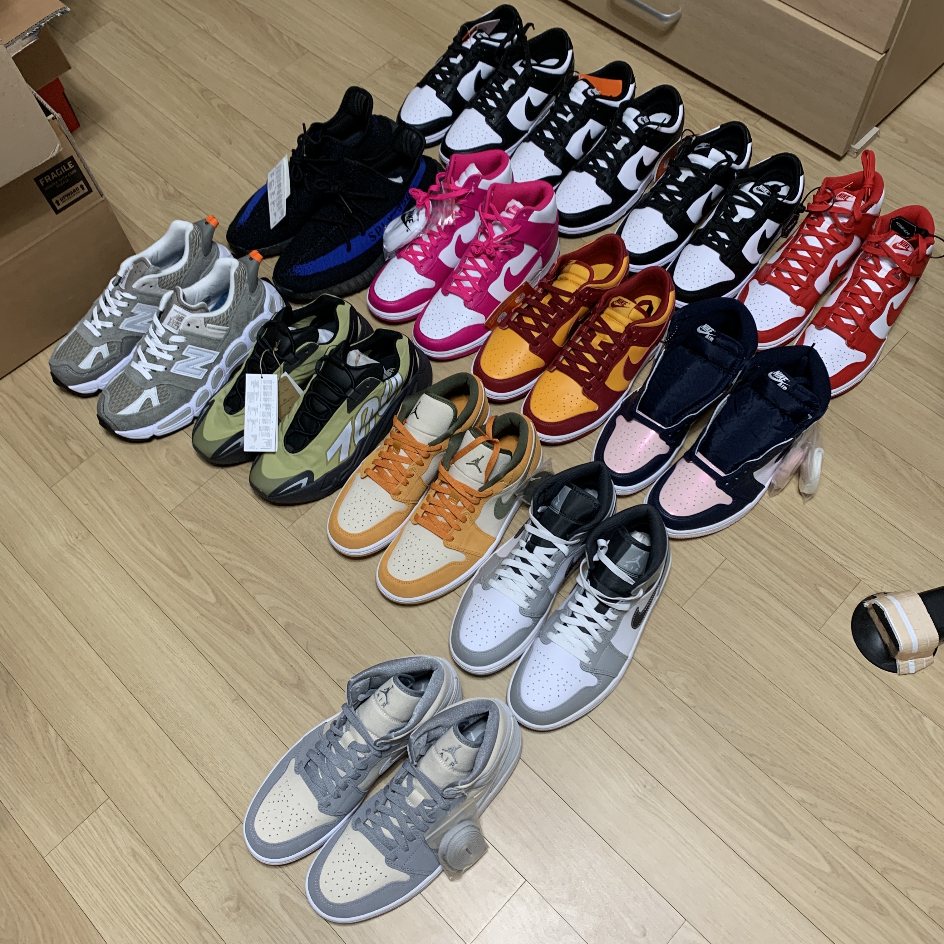 Nike Dunk Low Retro Black, Adidas Yeezy Boost 350 V2 Dazzling Blue 착용 스타일