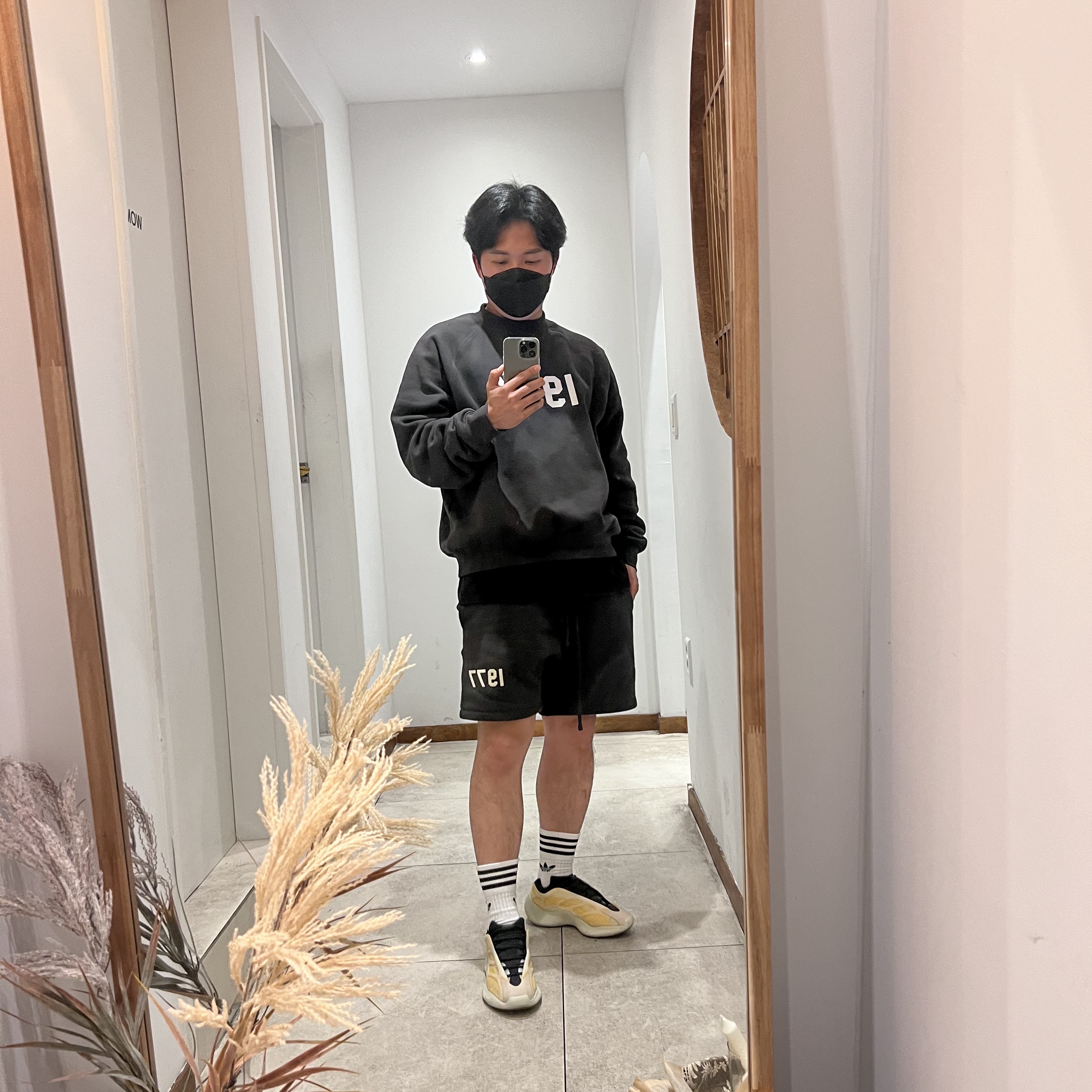 Essentials 1977 Crewneck Sweatshirt Iron - 22SS, Essentials 1977 Shorts Iron - 22SS 착용 스타일 - 2