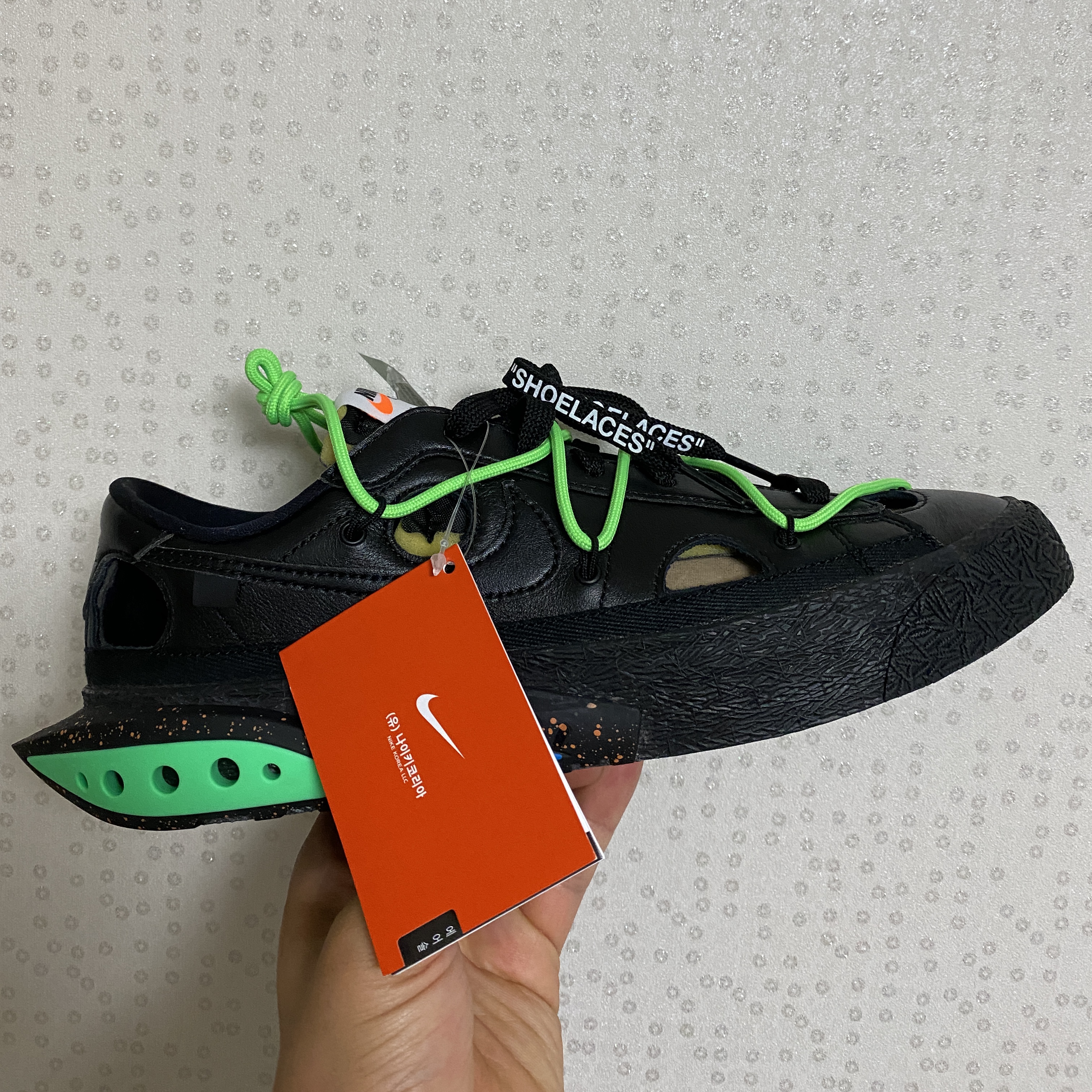 Nike x Off-White Blazer Low '77 Black and Electro Green 착용 스타일
