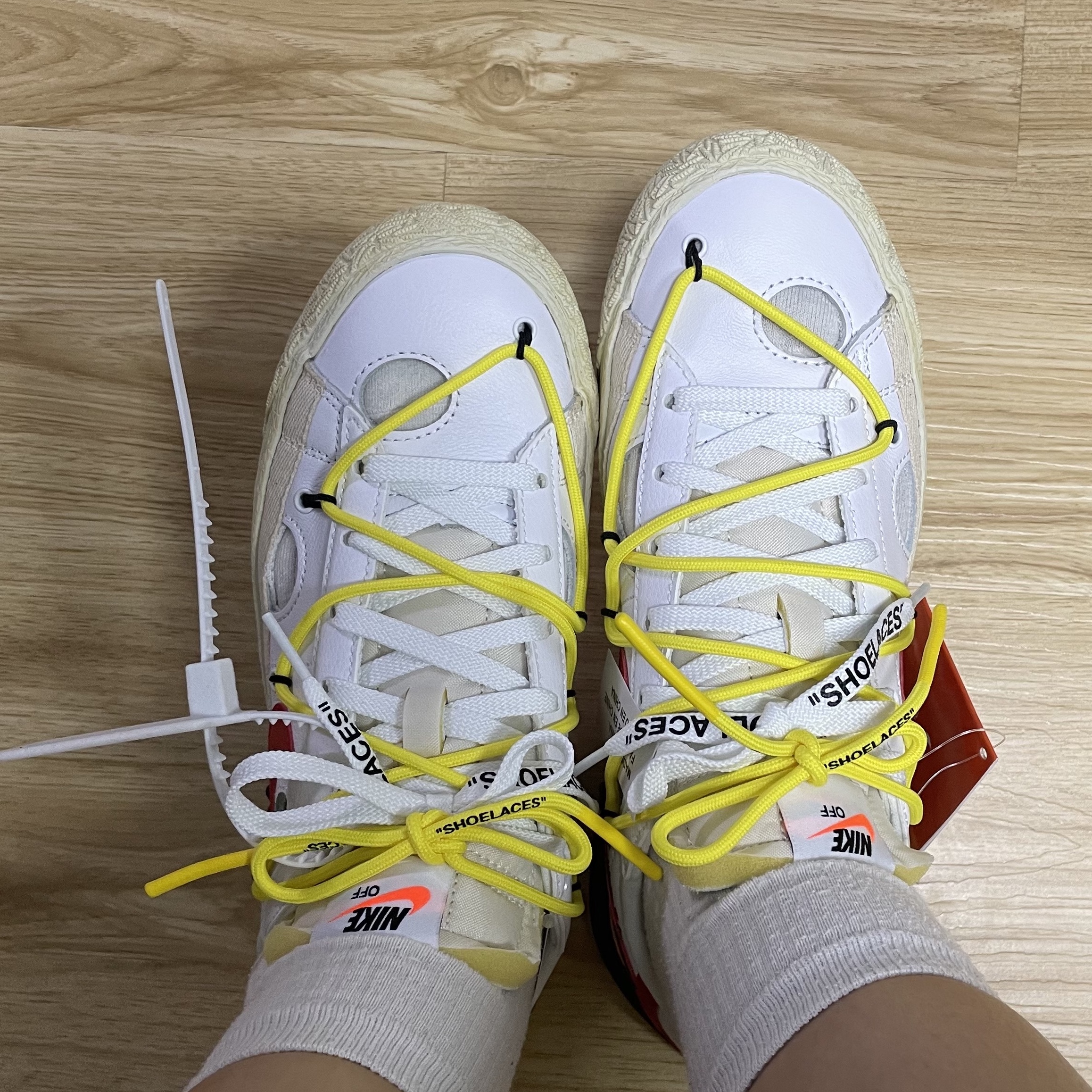 Nike x Off-White Blazer Low '77 White and University Red 착용 스타일 - 3
