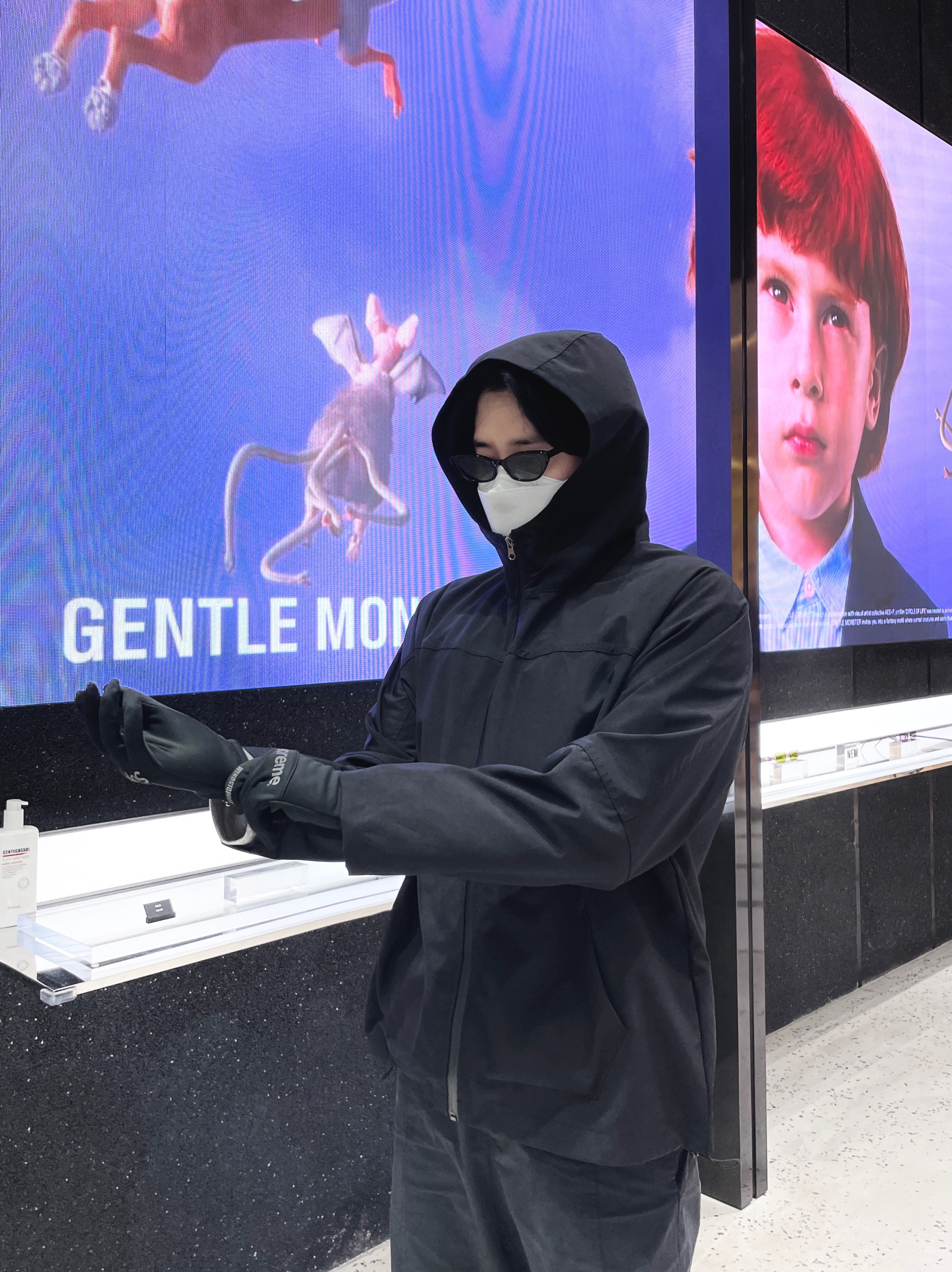 Supreme Windstopper Gloves Black - 21FW, Hoka Tor Ultra Hi 2 WP Black 착용 스타일 - 1
