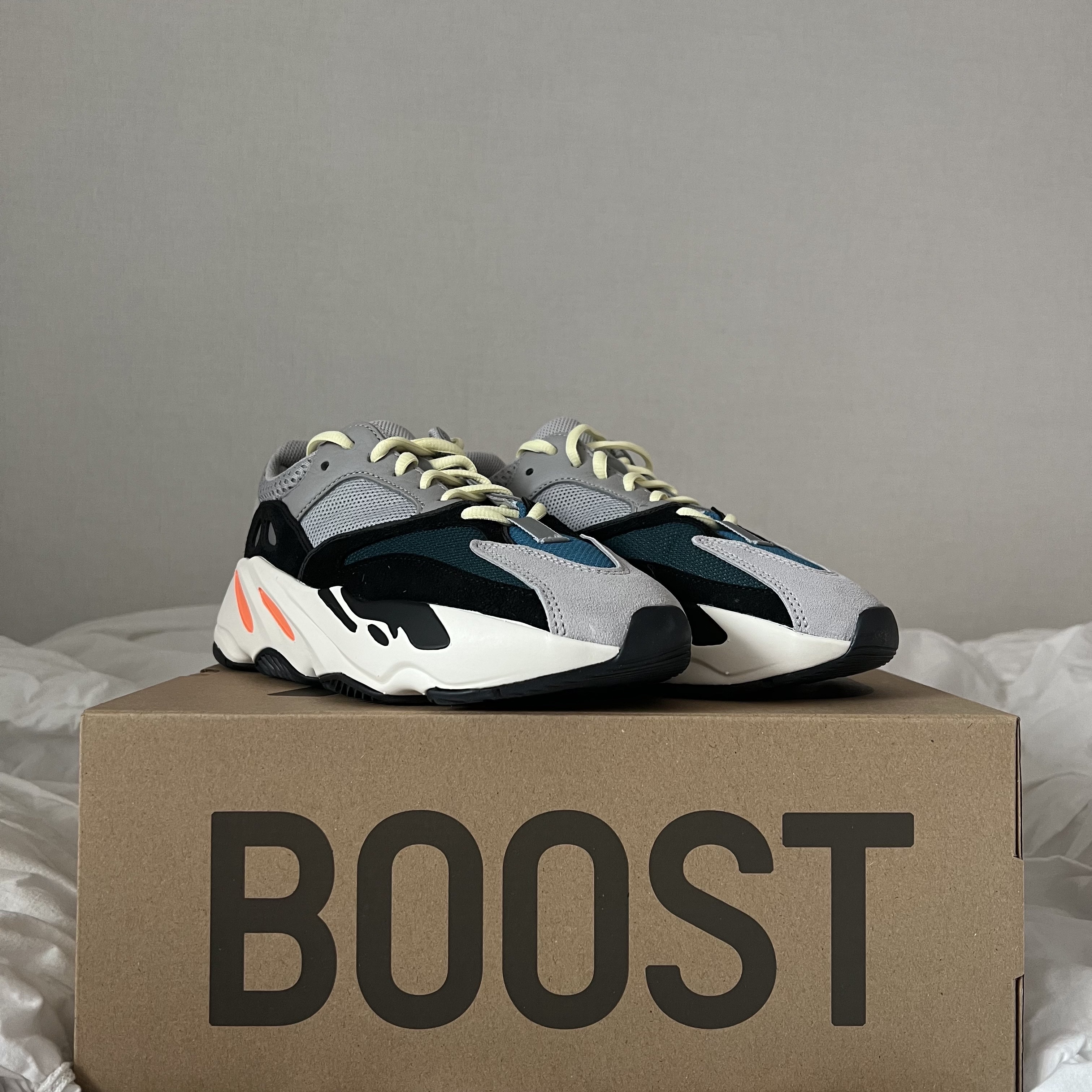 Adidas Yeezy Boost 700 Wave Runner Solid Grey 2021/2022 착용 스타일 - 1