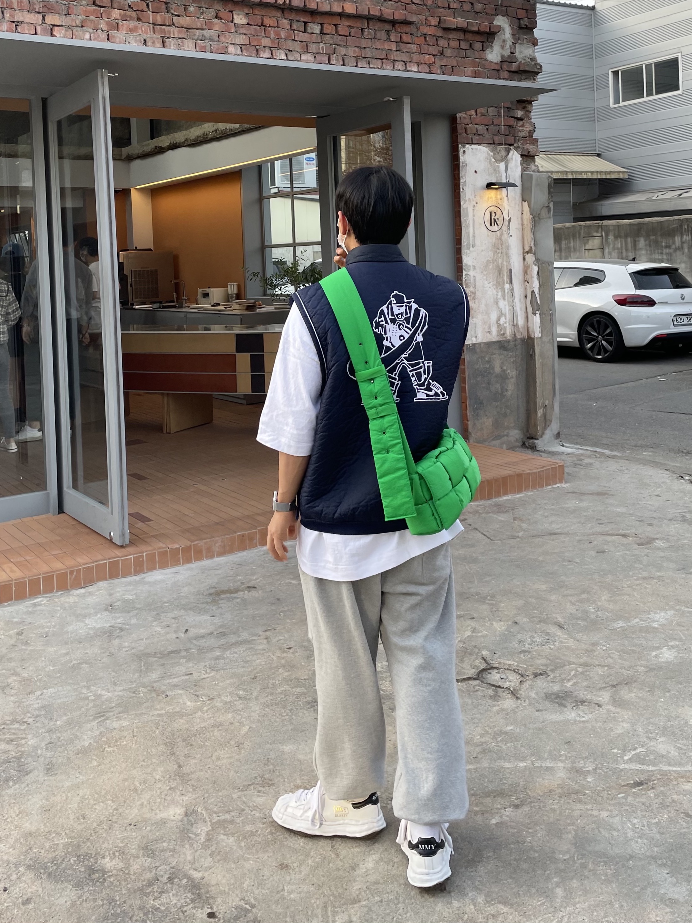 Nike x Cav Empt Vest Navy, Maison Mihara Yasuhiro Blakey OG Sole Leather Low-top Sneakers White 착용 스타일 - 1