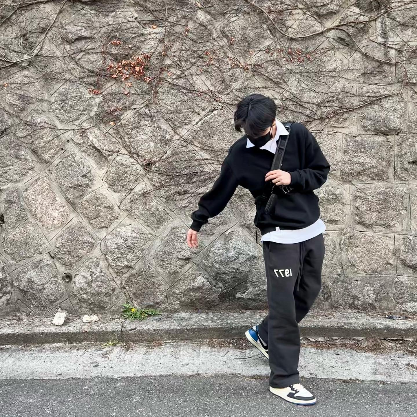 Essentials 1977 Relaxed Sweatpants Iron - 22SS, Jordan 1 x Travis Scott x Fragment Retro Low OG SP Military Blue 착용 스타일 - 2