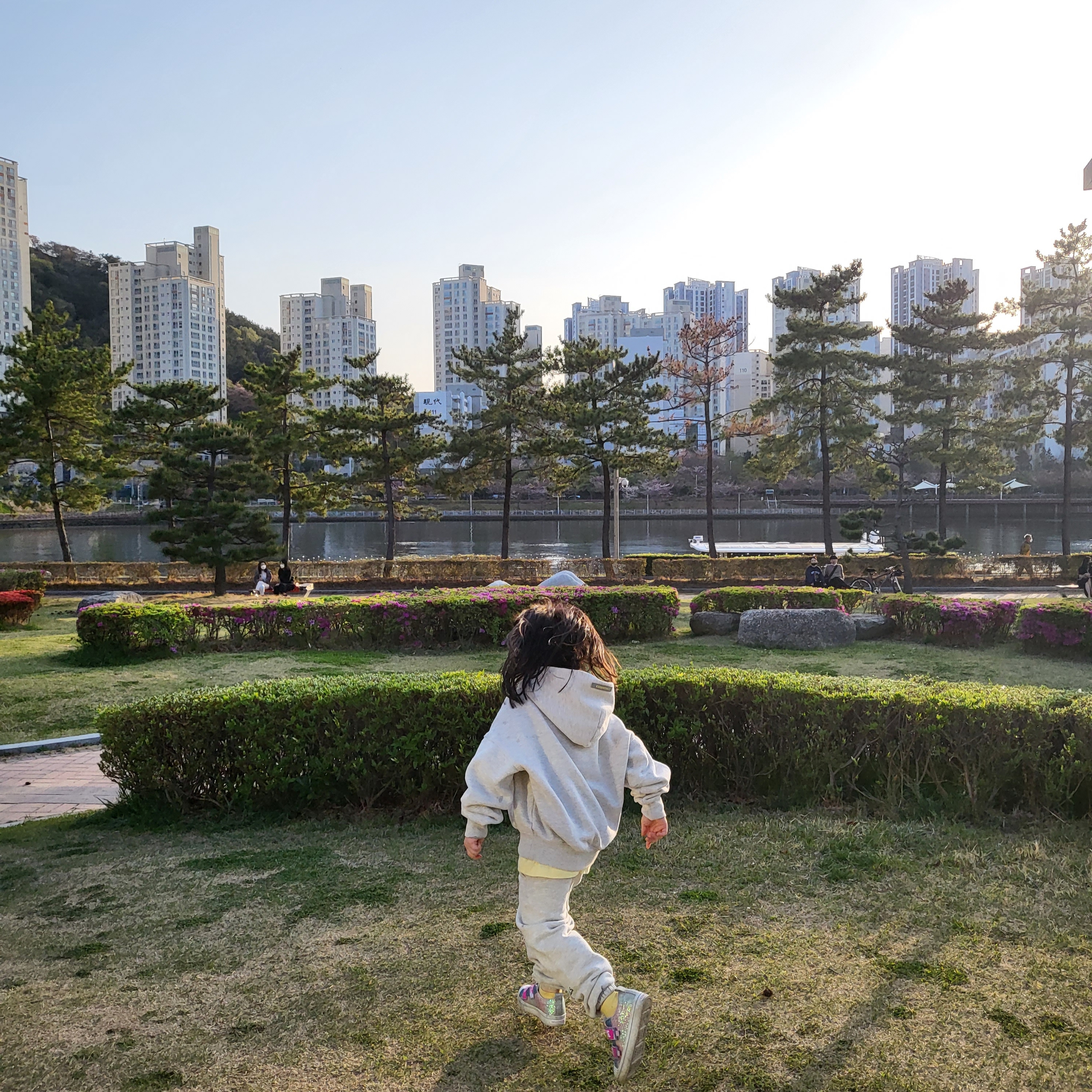(Kids) Essentials Pull-Over Hoodie Oatmeal - 21SS, (Kids) Essentials Sweatpants Oatmeal - 21SS 착용 스타일 - 1