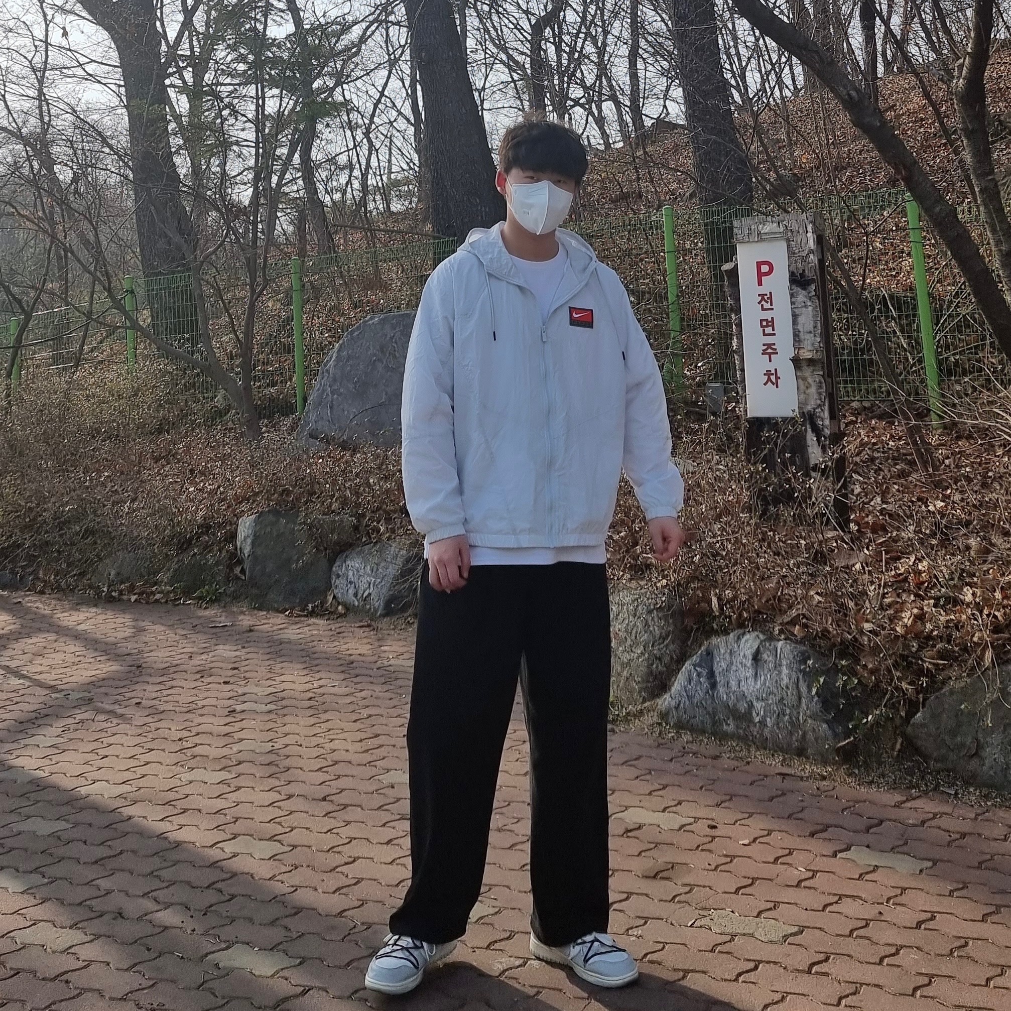 Nike x Off-White Dunk Low The 50 - Lot 46, IAB Studio x Doosan Infracore T-Shirt White 착용 스타일 - 2