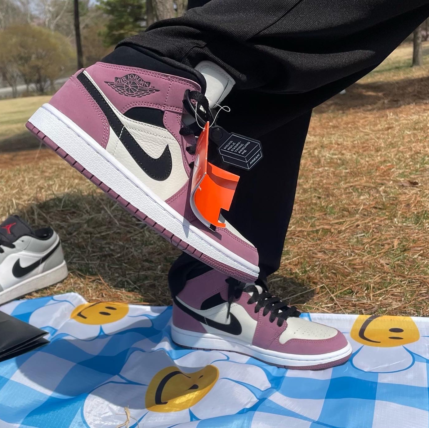 (W) Jordan 1 Mid SE Light Mulberry 착용 스타일 - 3