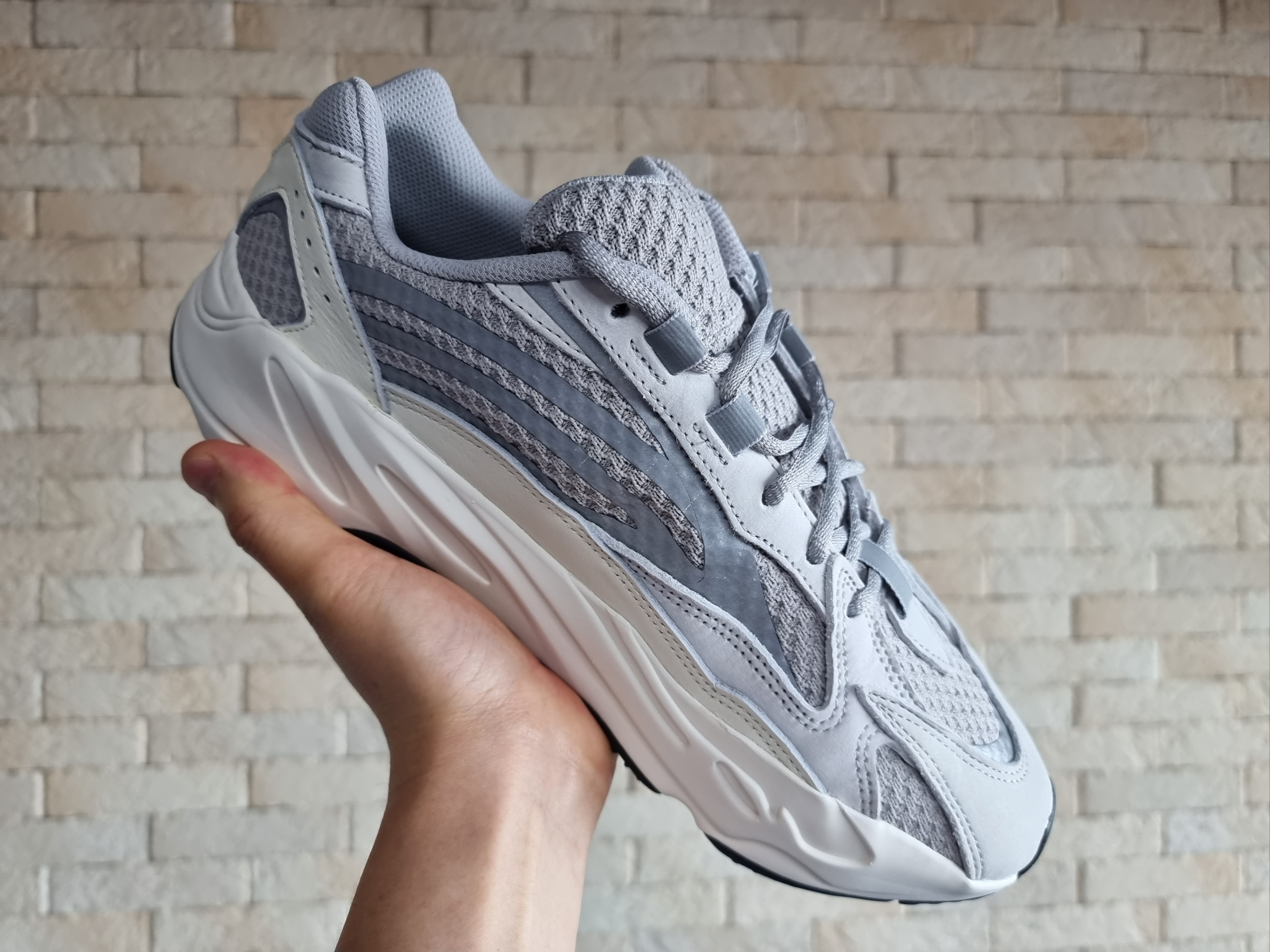 Adidas Yeezy Boost 700 V2 Static 2022 착용 스타일 - 4