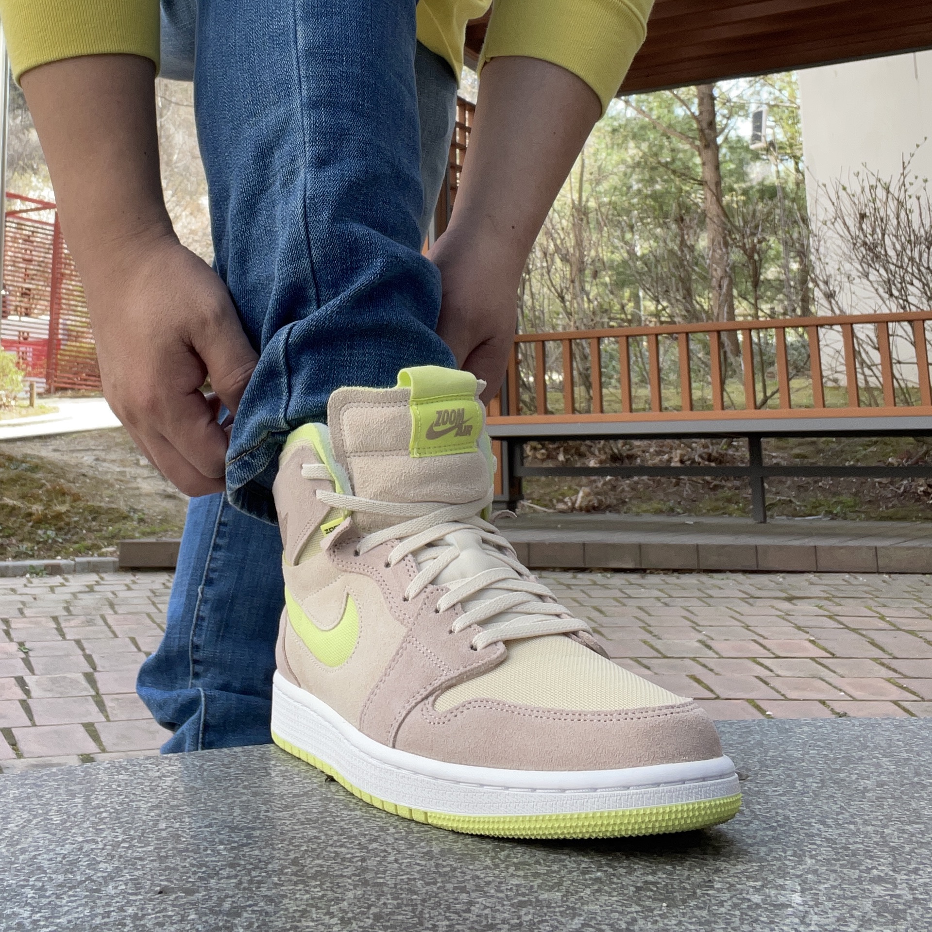 (W) Jordan 1 Zoom Air CMFT Lemon Twist 착용 스타일 - 3