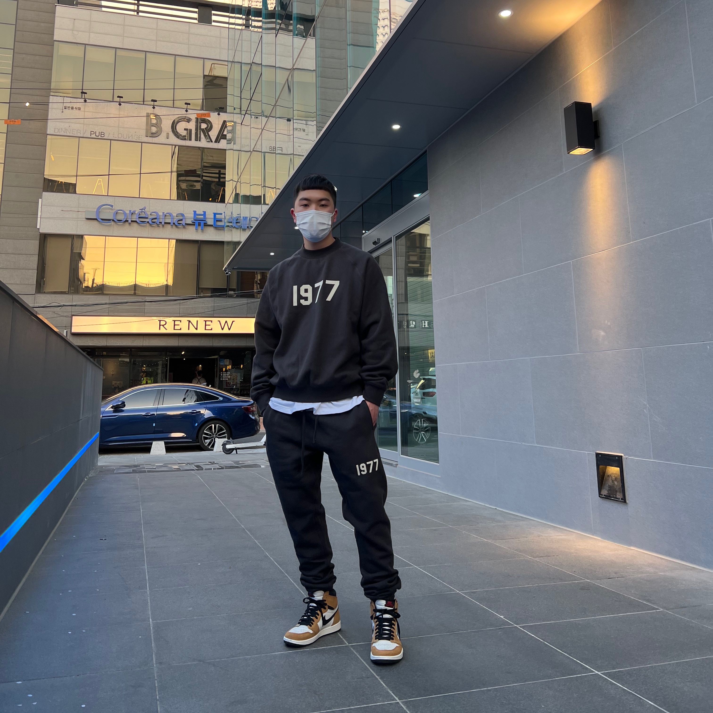 Jordan 1 Retro High Rookie of the Year, Essentials 1977 Crewneck Sweatshirt Iron - 22SS 착용 스타일