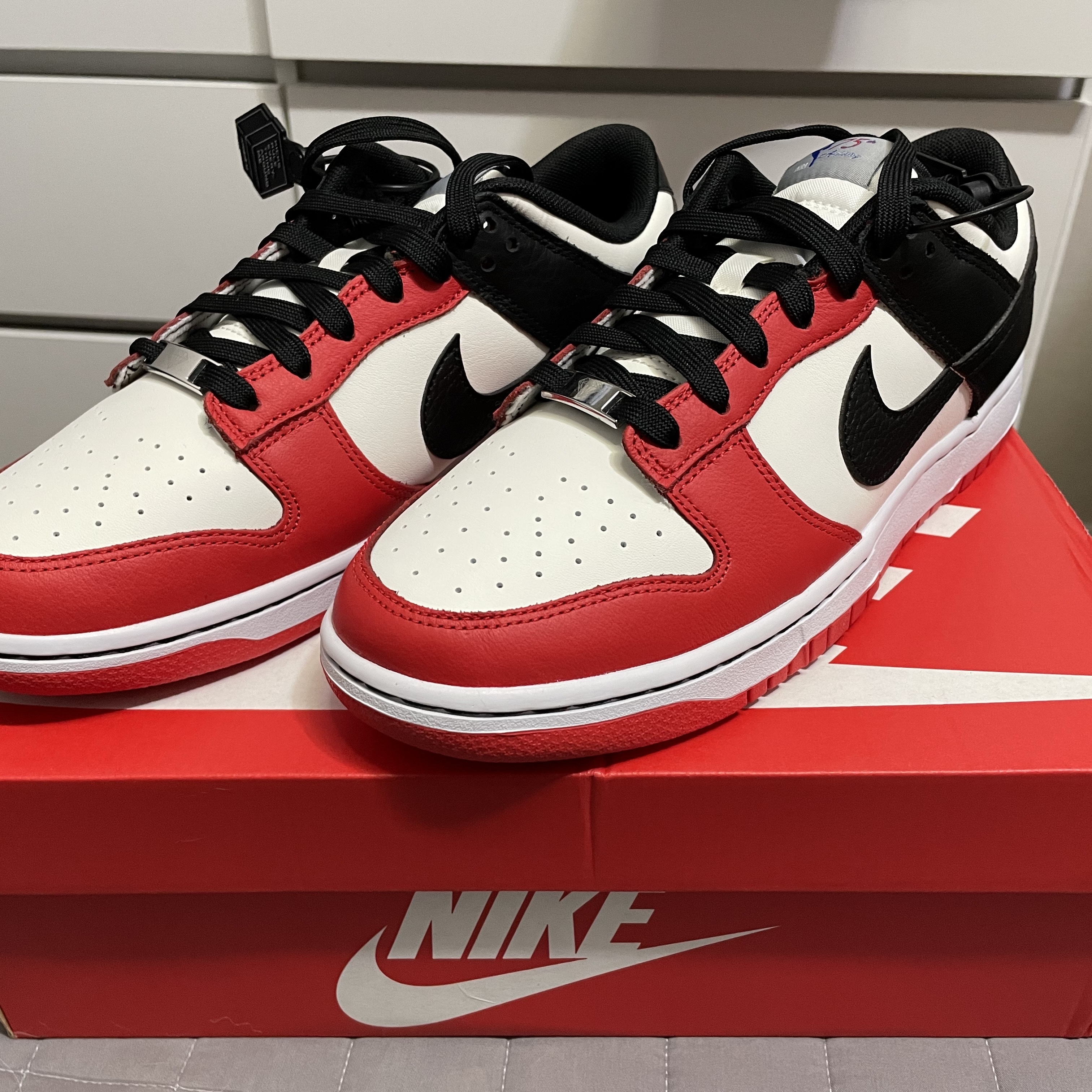 Nike x NBA Dunk Low Retro EMB Black and Chile Red 착용 스타일