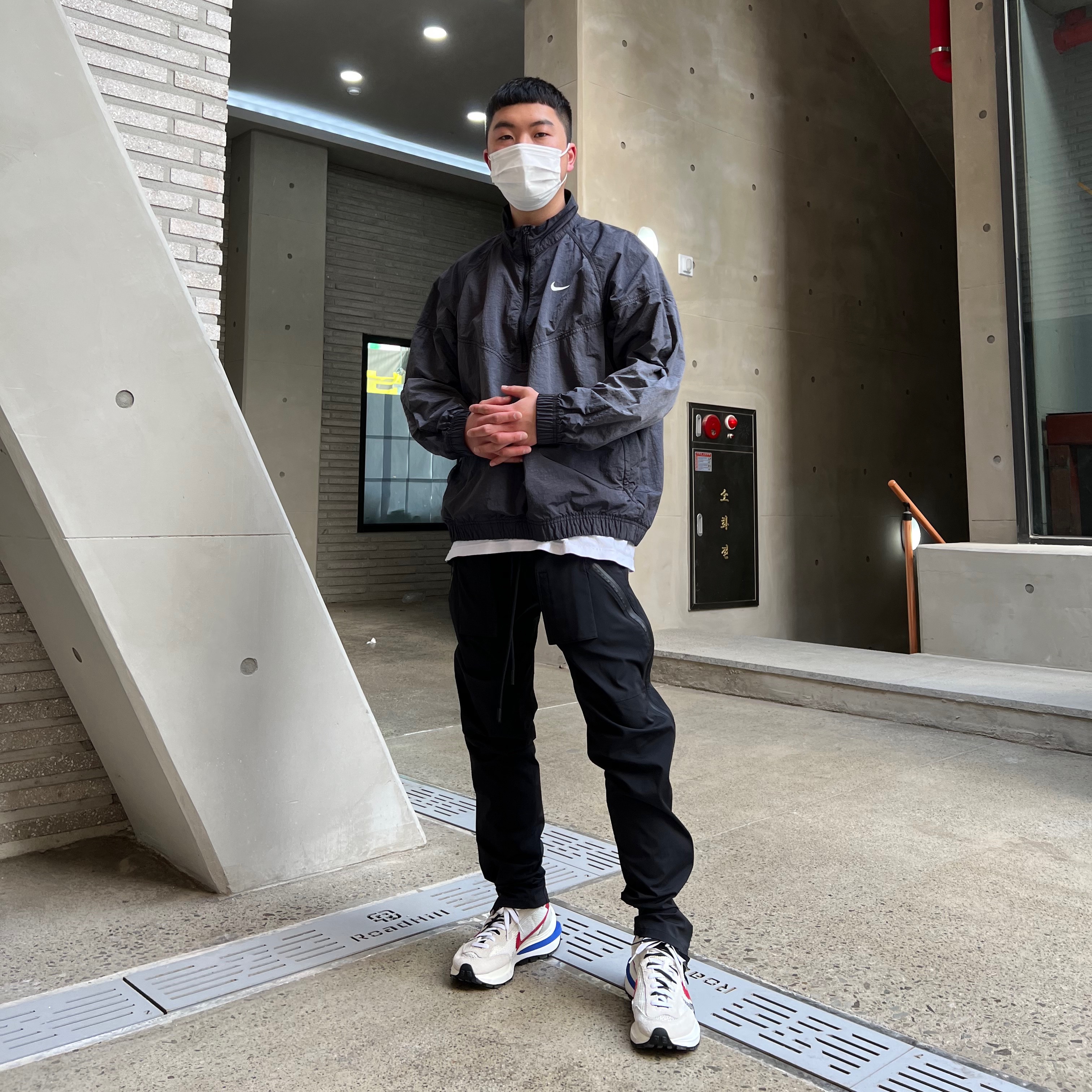 Nike x Sacai VaporWaffle Royal Fuchsia, Nike x Stussy Windrunner Jacket Off Noir 착용 스타일