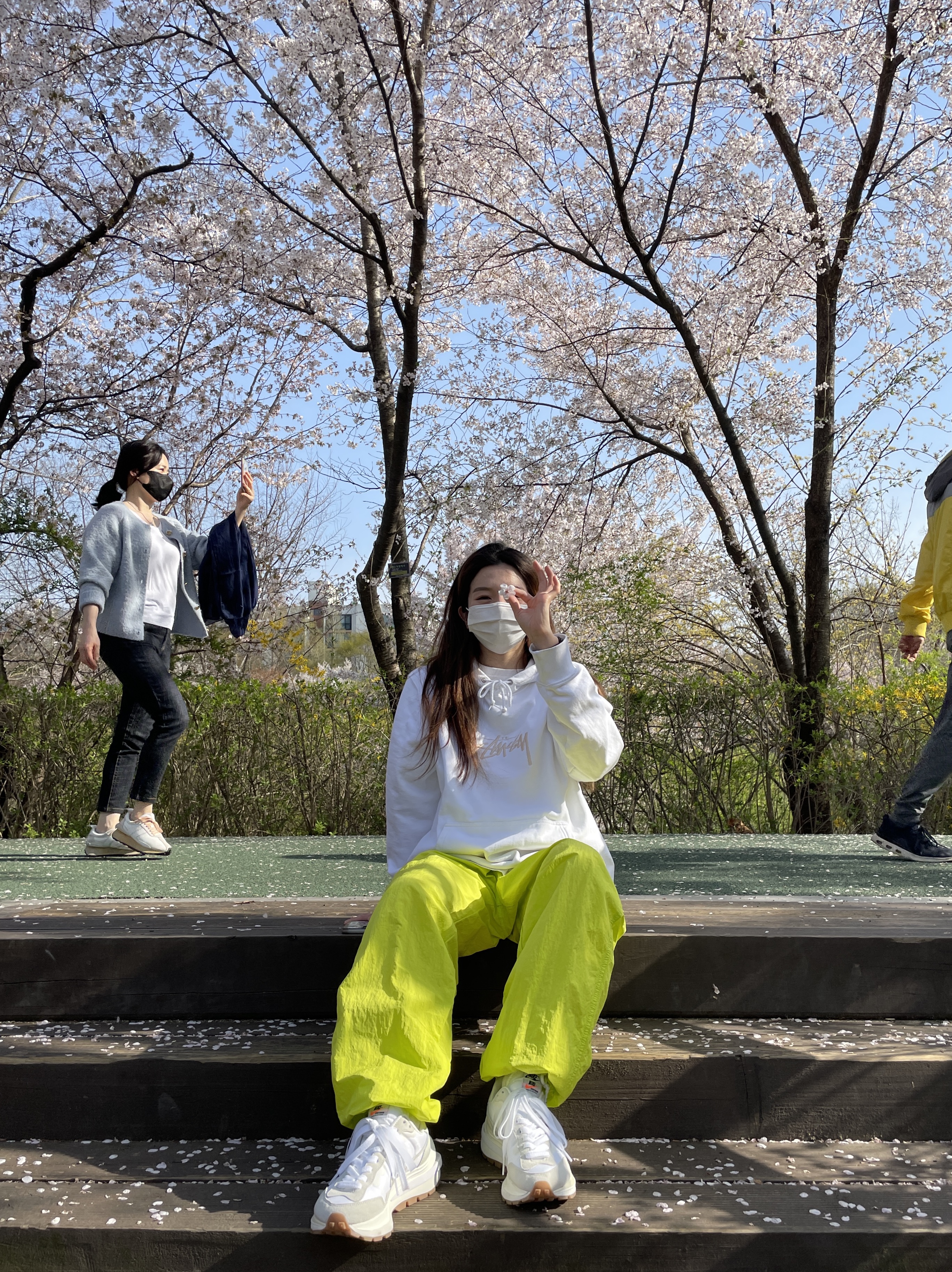 Nike x Sacai VaporWaffle White and Gum, Nike x Stussy Beach Pants Bright Cactus 착용 스타일 - 3
