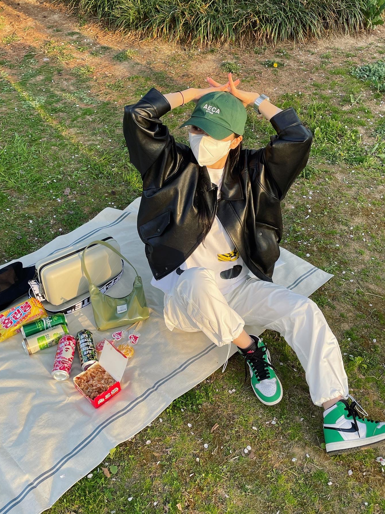 (W) Jordan 1 Retro High OG Lucky Green, Off-White x Amore Pacific Protection Box (Without Cosmetics) 착용 스타일