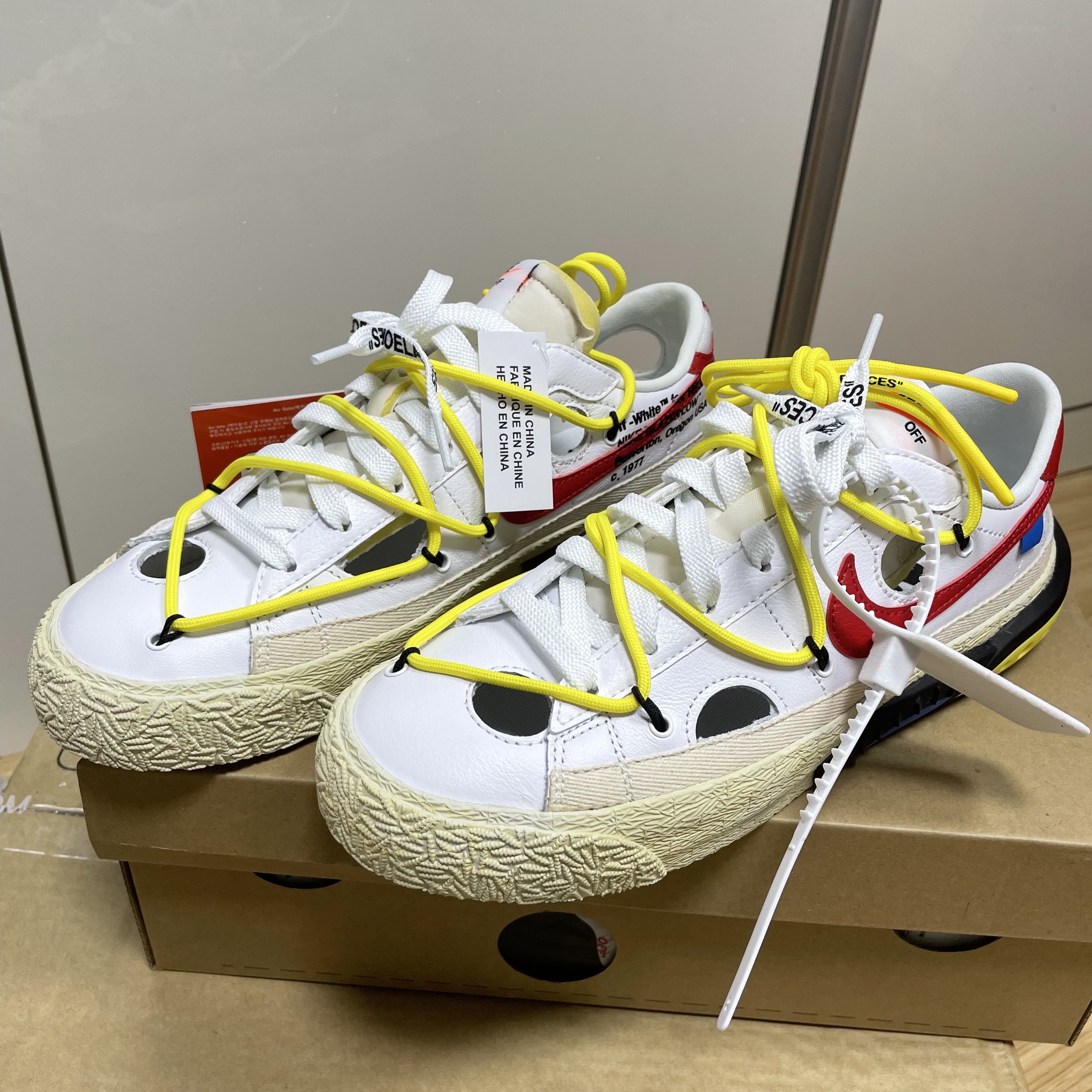 Nike x Off-White Blazer Low '77 White and University Red 착용 스타일 - 2