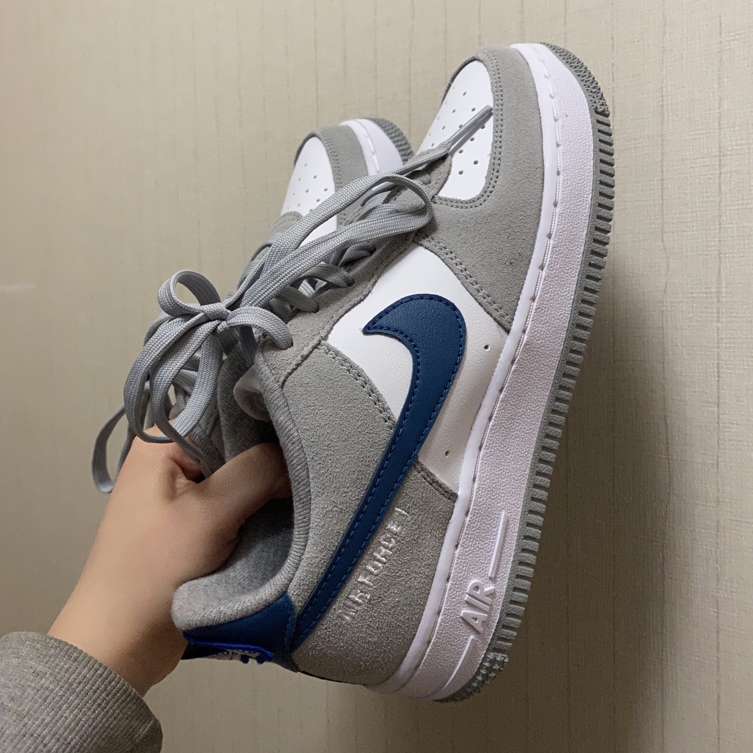 (GS) Nike Air Force 1 LV8 Athletic Club Light Smoke Grey Marina 착용 스타일