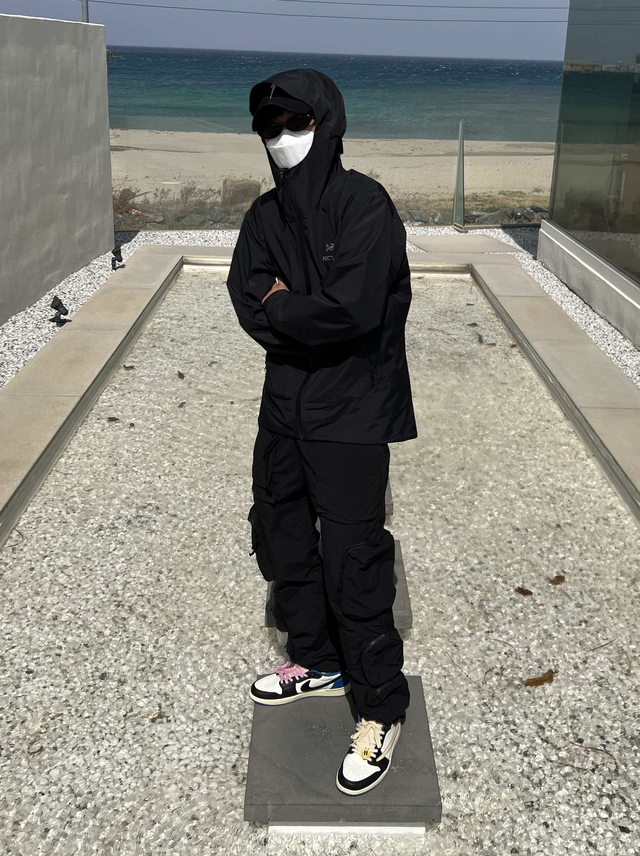Arc'teryx Zeta SL Jacket Black, Jordan 1 x Travis Scott x Fragment Retro Low OG SP Military Blue 착용 스타일