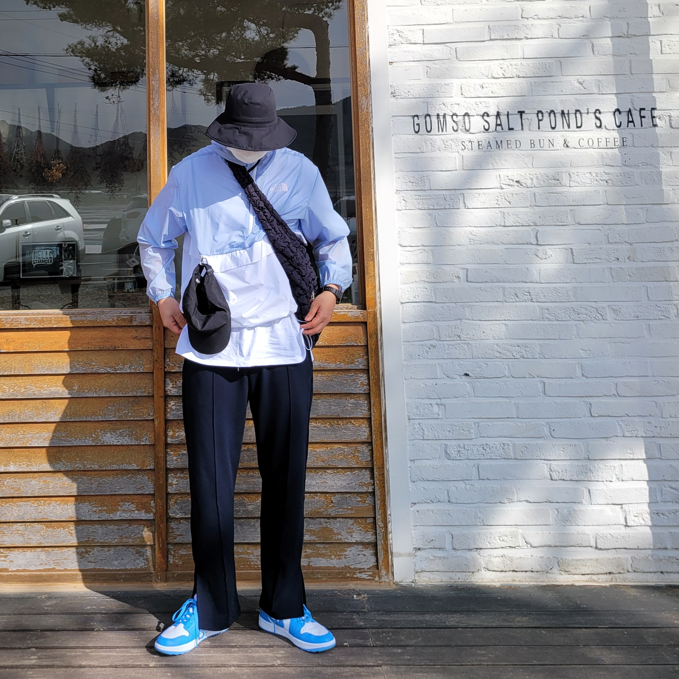 Jordan 1 Low Golf White and University Blue 착용 스타일
