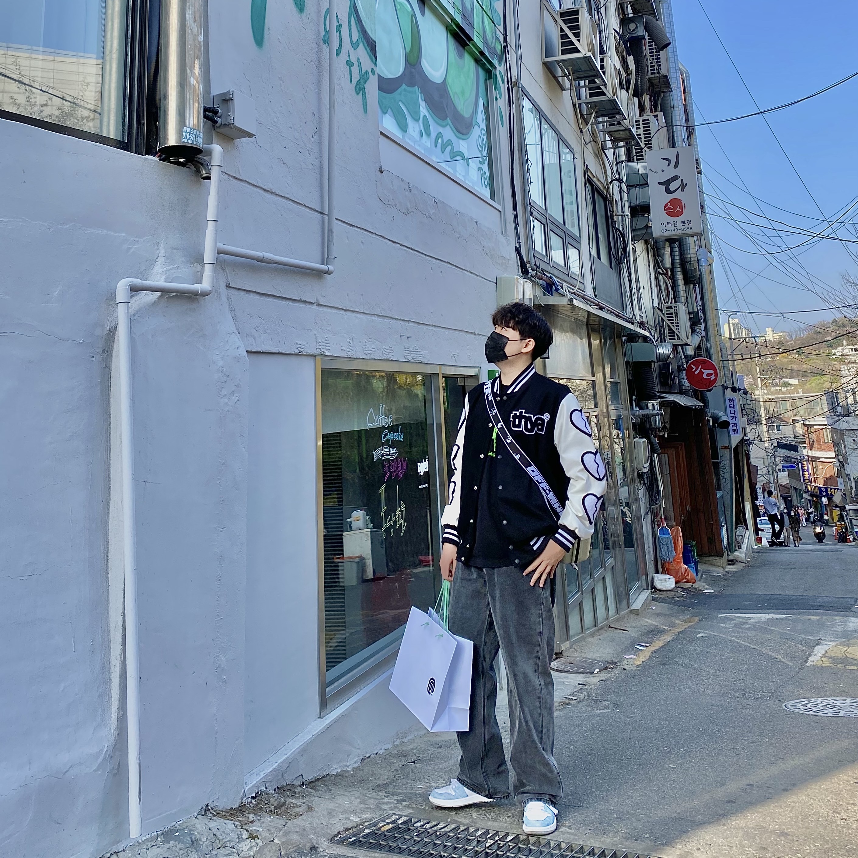 Jordan 1 Retro High OG Hyper Royal, Off-White x Amore Pacific Protection Box (Without Cosmetics) 착용 스타일 - 1