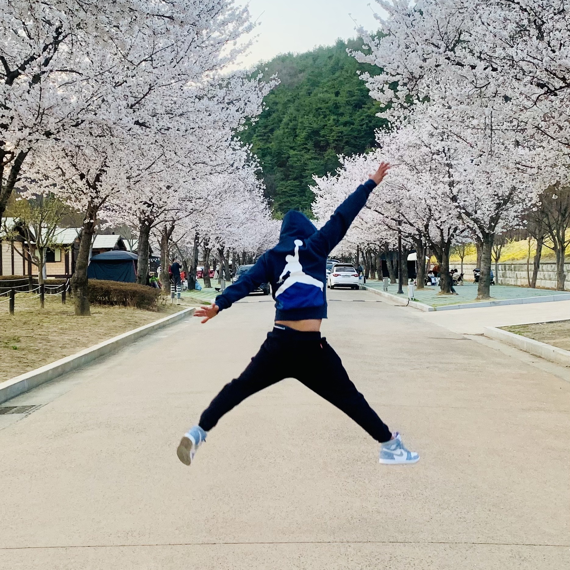 Jordan 1 Retro High OG Hyper Royal, Jordan x Fragment Pullover Hoodie Navy - Asia 착용 스타일 - 2