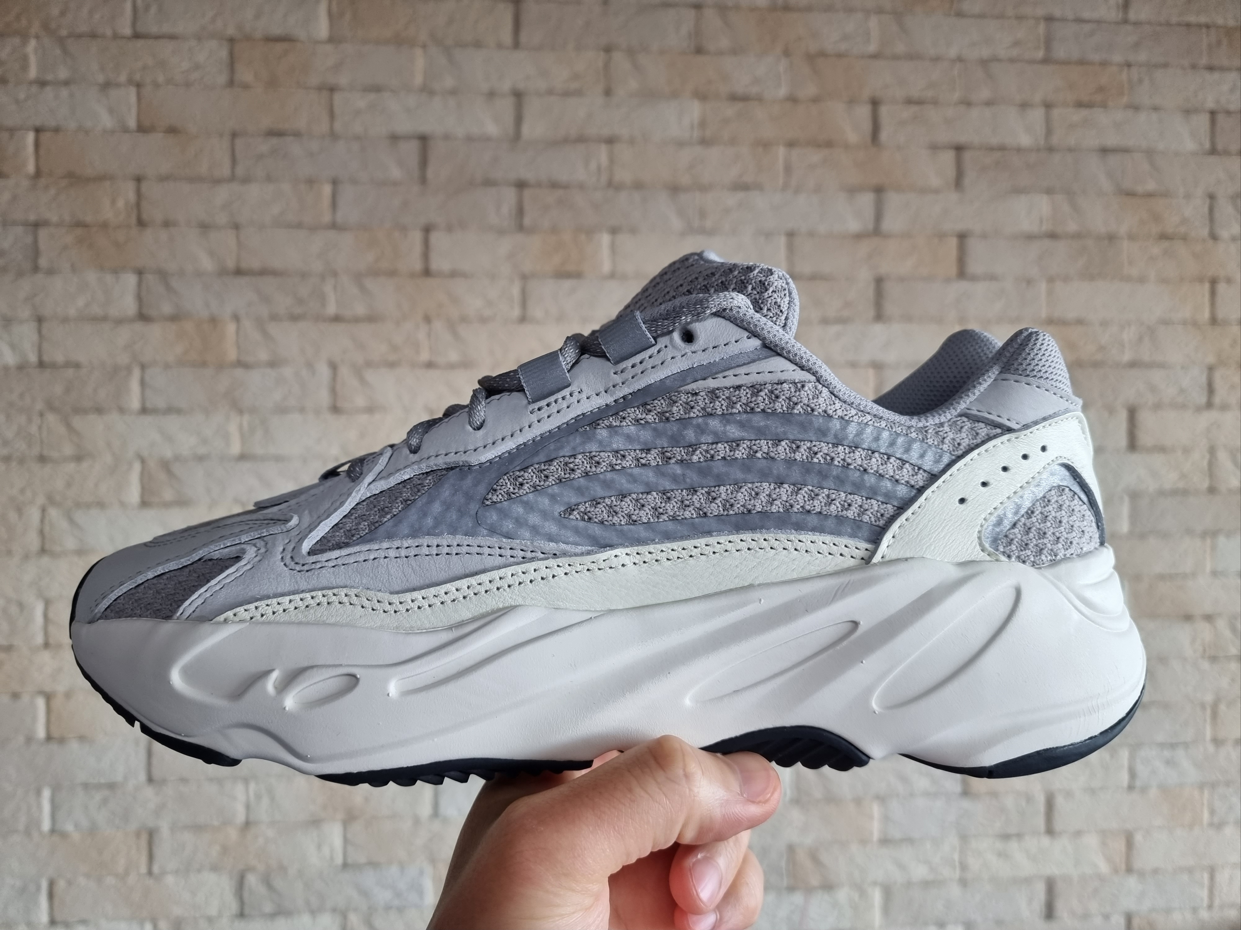 Adidas Yeezy Boost 700 V2 Static 2022 착용 스타일 - 3