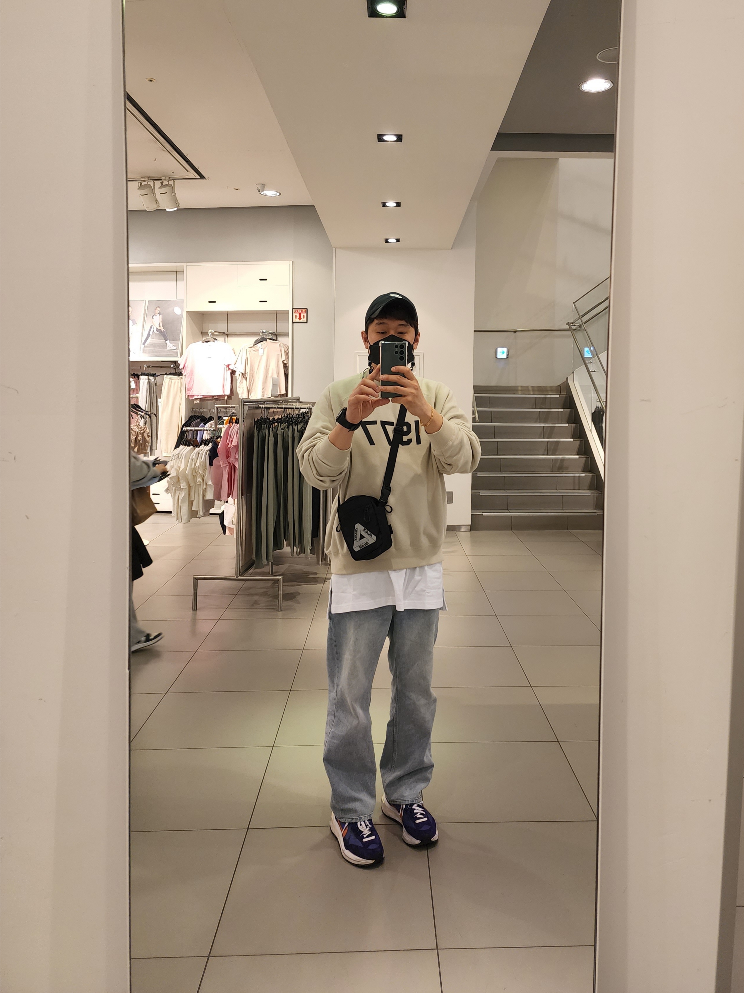 Palace Cordura Double Diamond Shot Bag Black - 21FW, Essentials 1977 Crewneck Sweatshirt Wheat - 22SS 착용 스타일