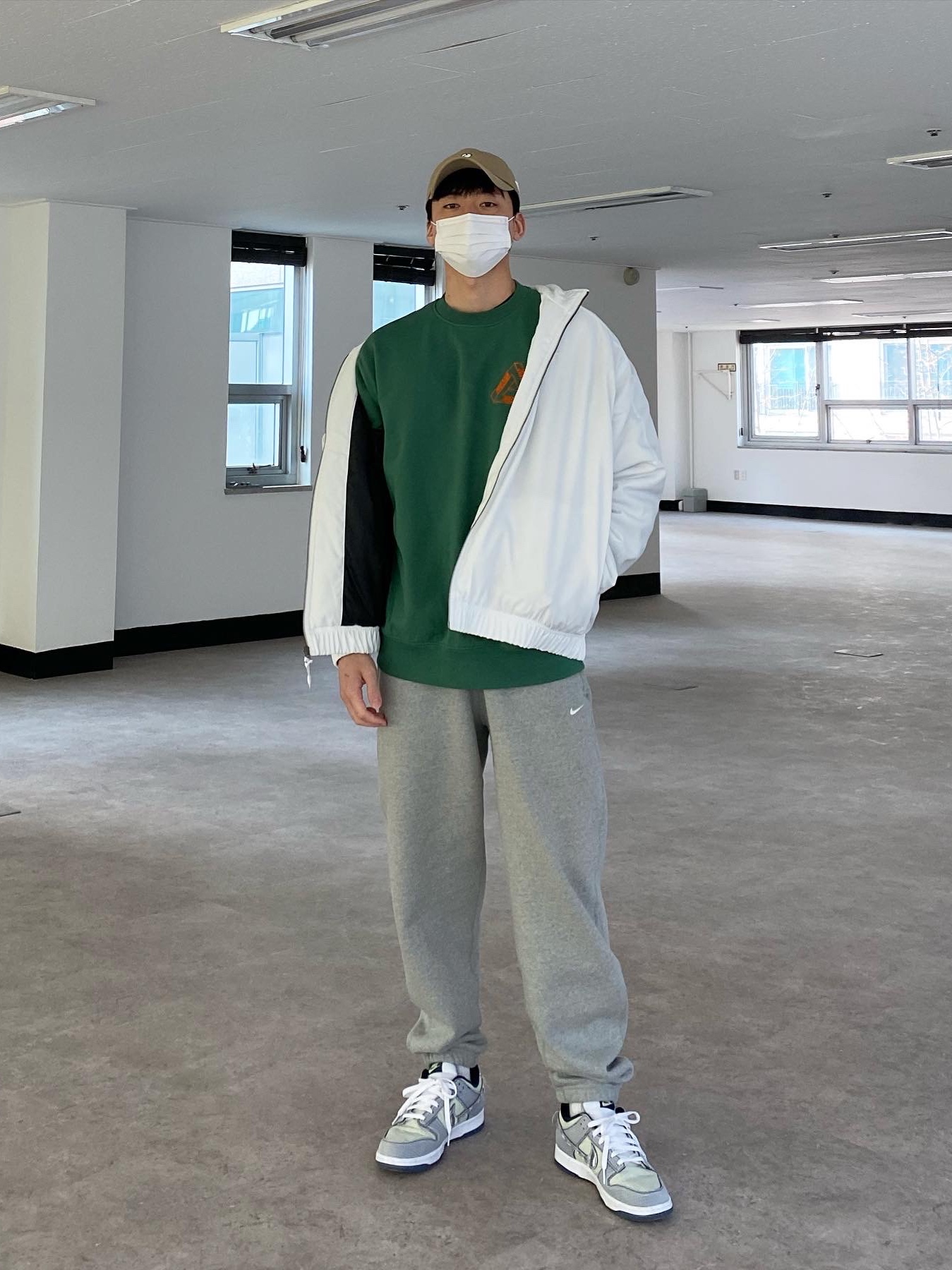Nike x Union Dunk Low Passport Pack Pistachio, Nike NRG Solo Swoosh Satin Bomber Jacket Summit White - US/EU 착용 스타일 - 1