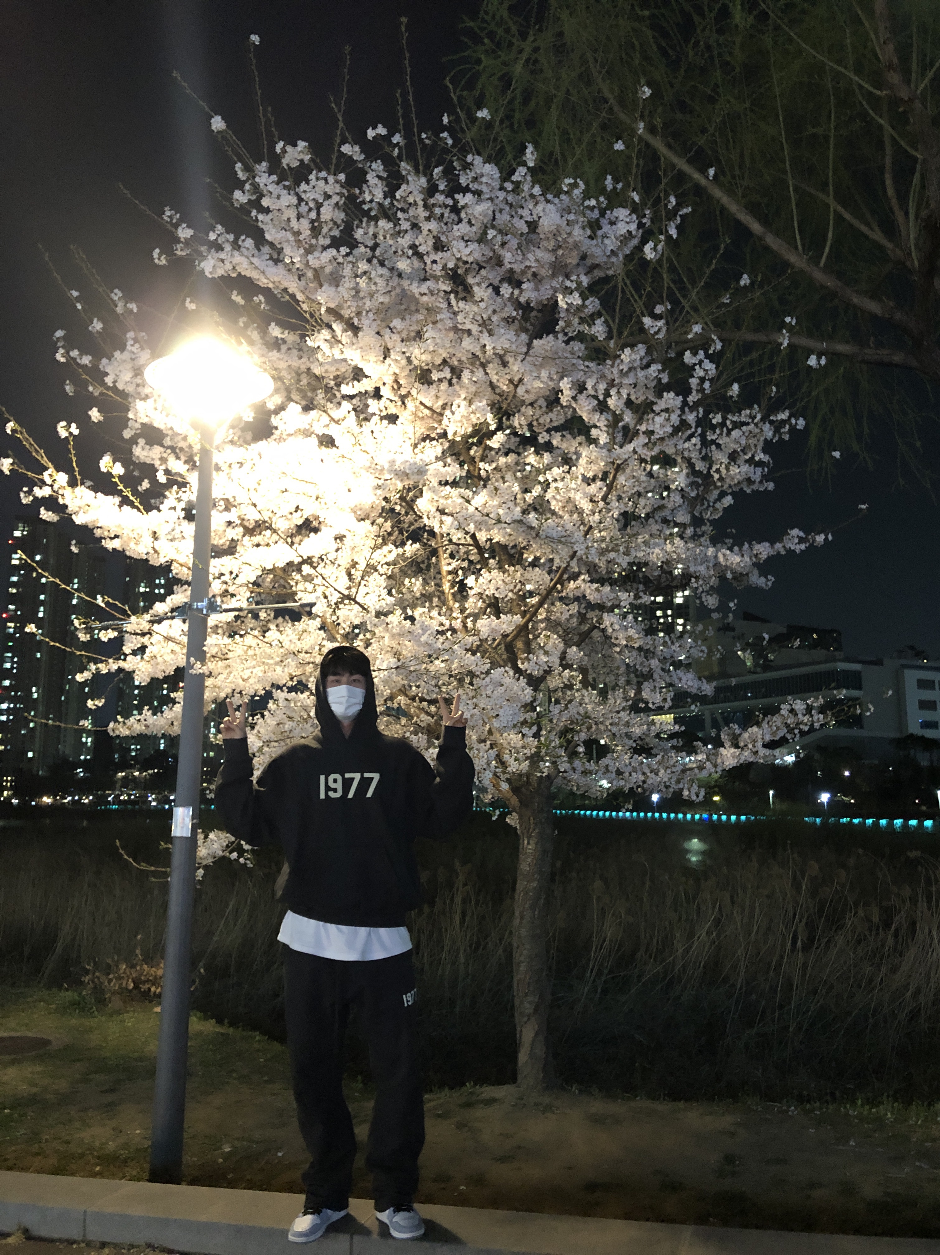 Essentials 1977 Hoodie Iron - 22SS, Essentials 1977 Relaxed Sweatpants Iron - 22SS 착용 스타일