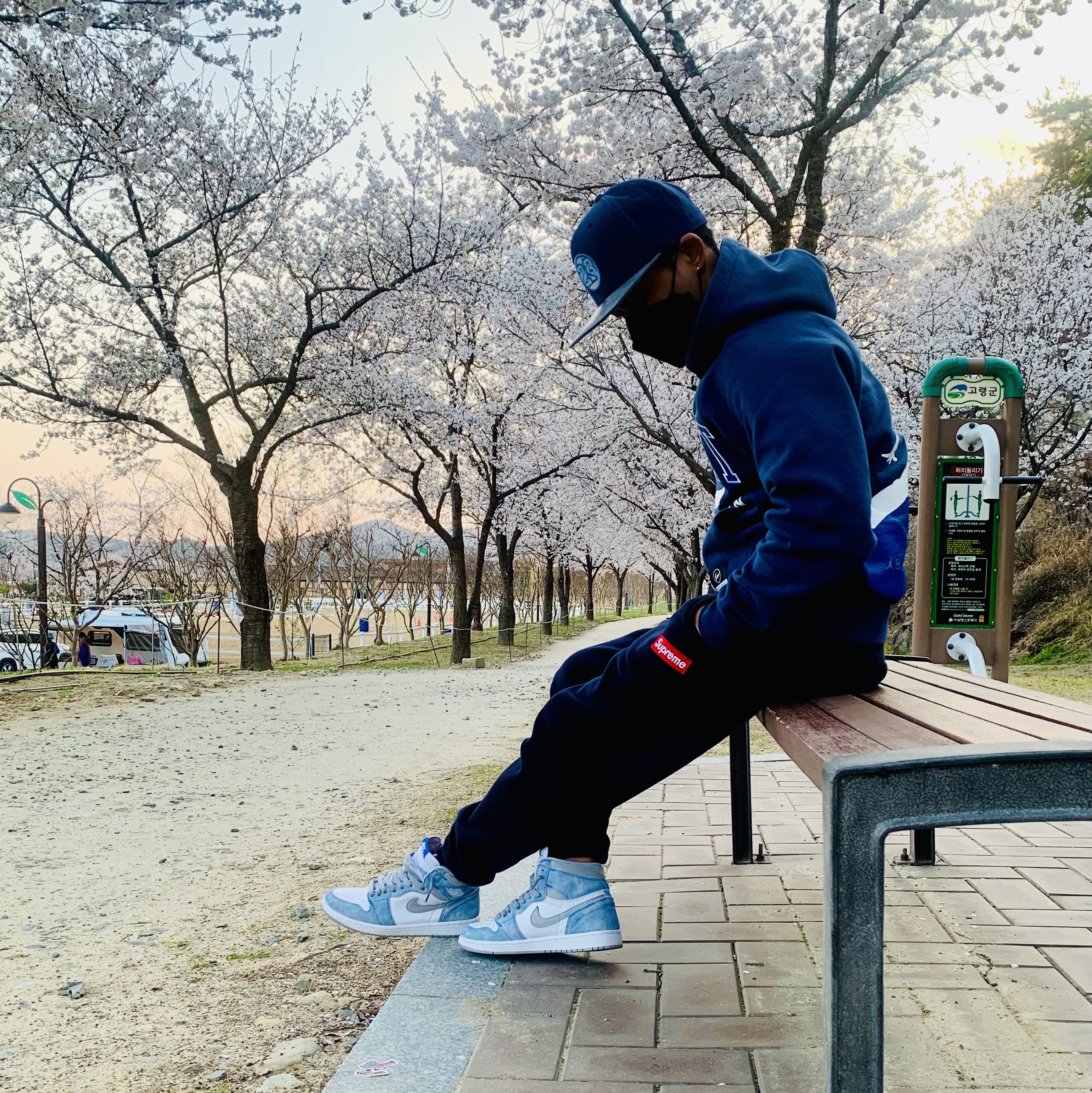 Jordan 1 Retro High OG Hyper Royal, Jordan x Fragment Pullover Hoodie Navy - Asia 착용 스타일 - 3
