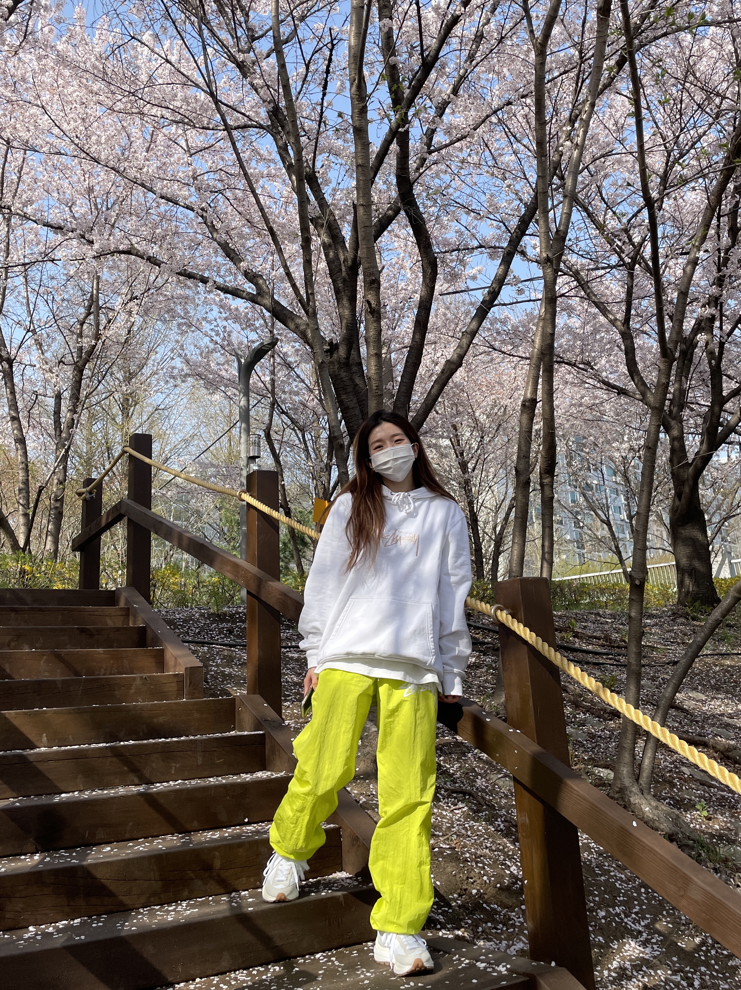 Nike x Sacai VaporWaffle White and Gum, Nike x Stussy Beach Pants Bright Cactus 착용 스타일 - 1