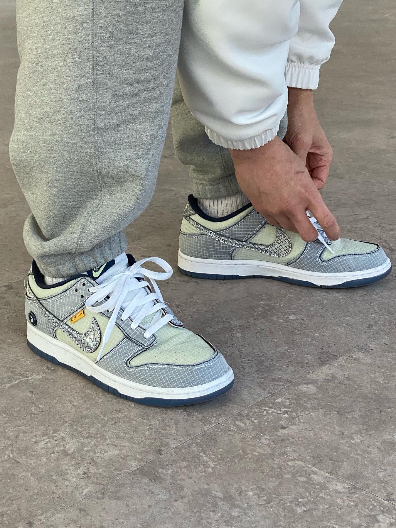 Nike x Union Dunk Low Passport Pack Pistachio, Nike NRG Solo Swoosh Satin Bomber Jacket Summit White - US/EU 착용 스타일 - 2