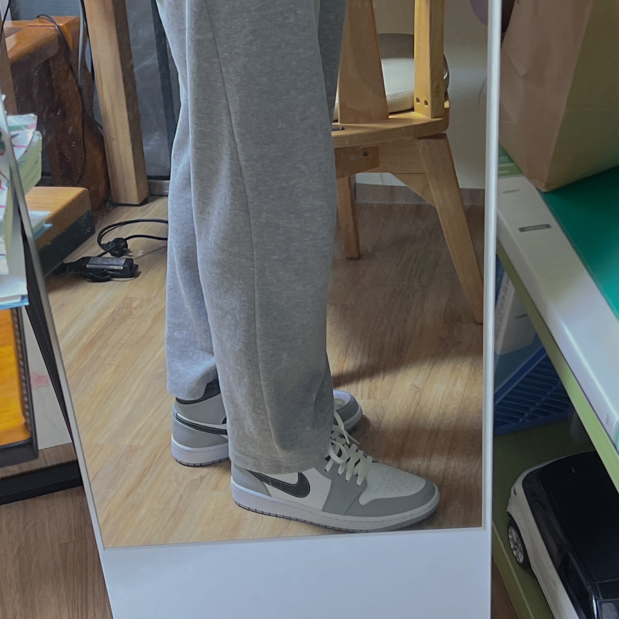 Jordan 1 Mid Light Smoke Grey Anthracite 착용 스타일