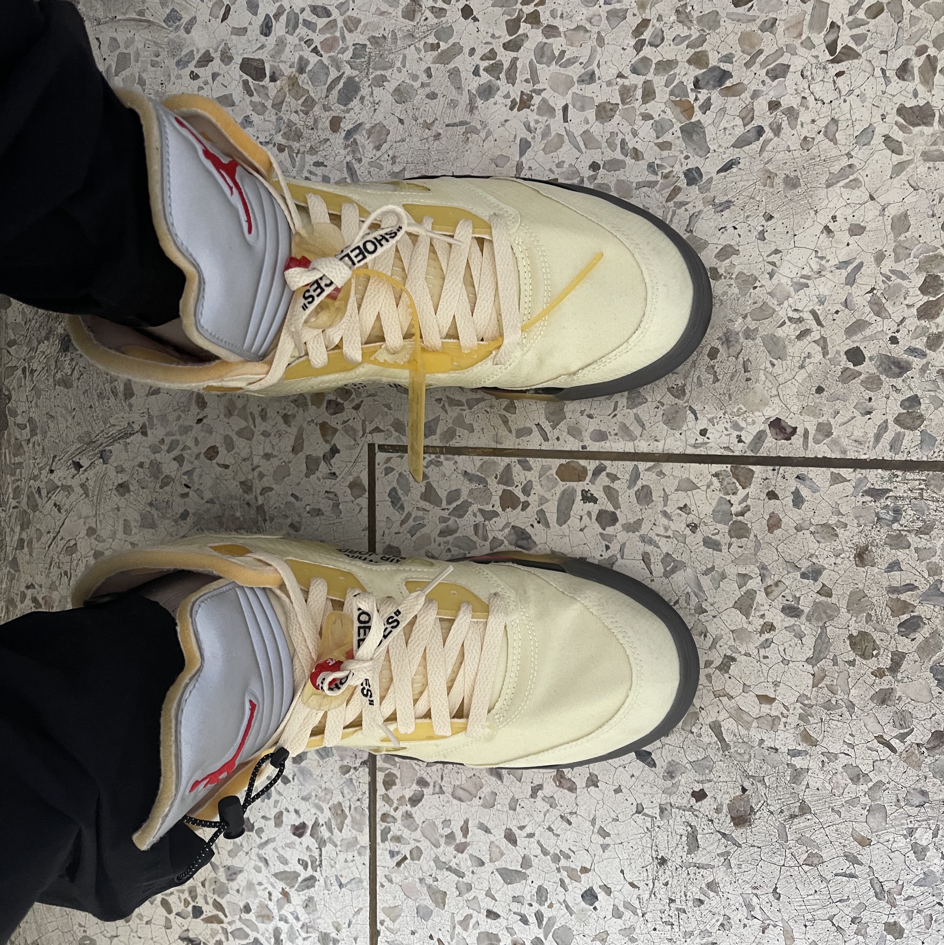 Jordan 5 x Off-White Retro SP Sail Fire Red 착용 스타일 - 3