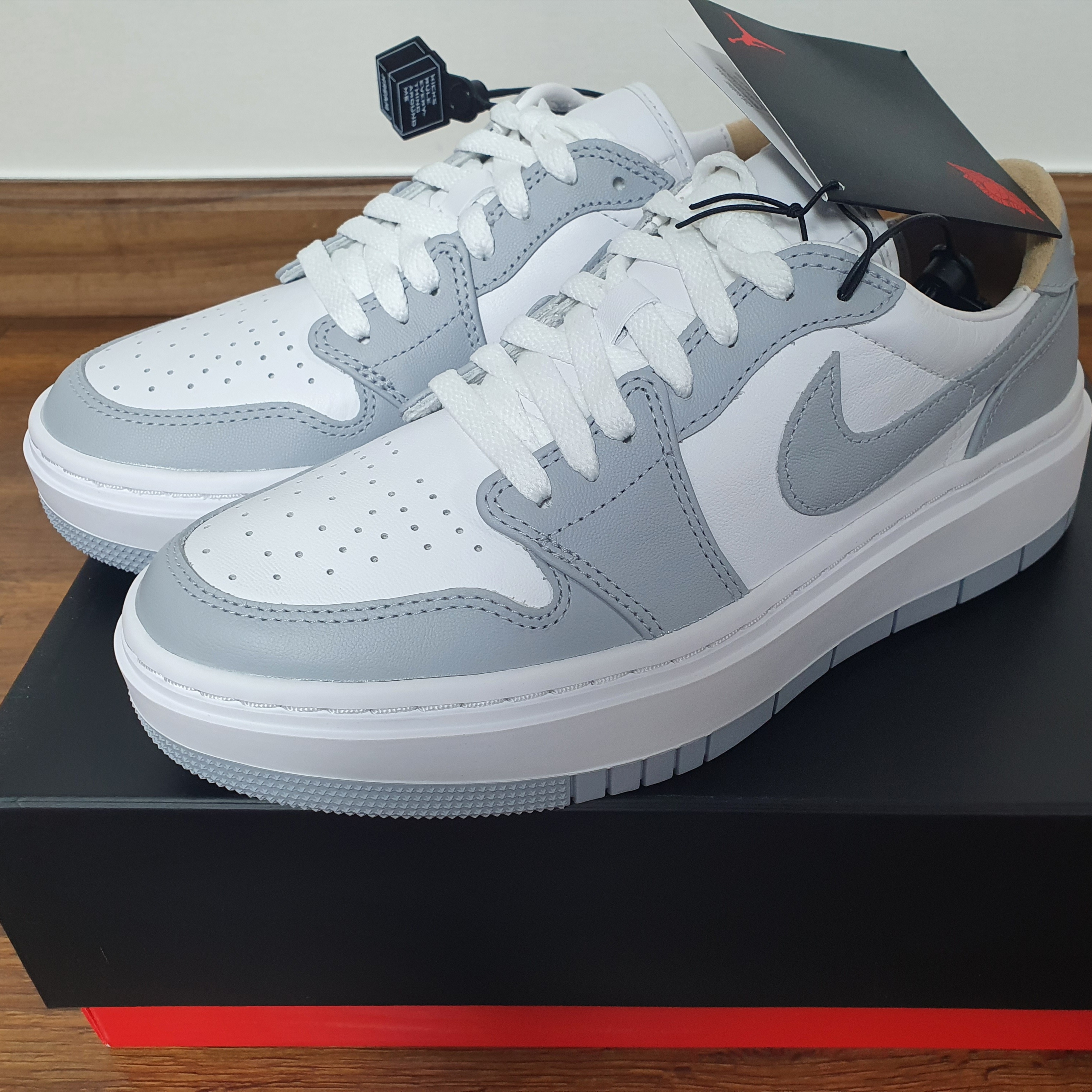 (W) Jordan 1 Elevate Low White and Wolf Grey 착용 스타일 - 2