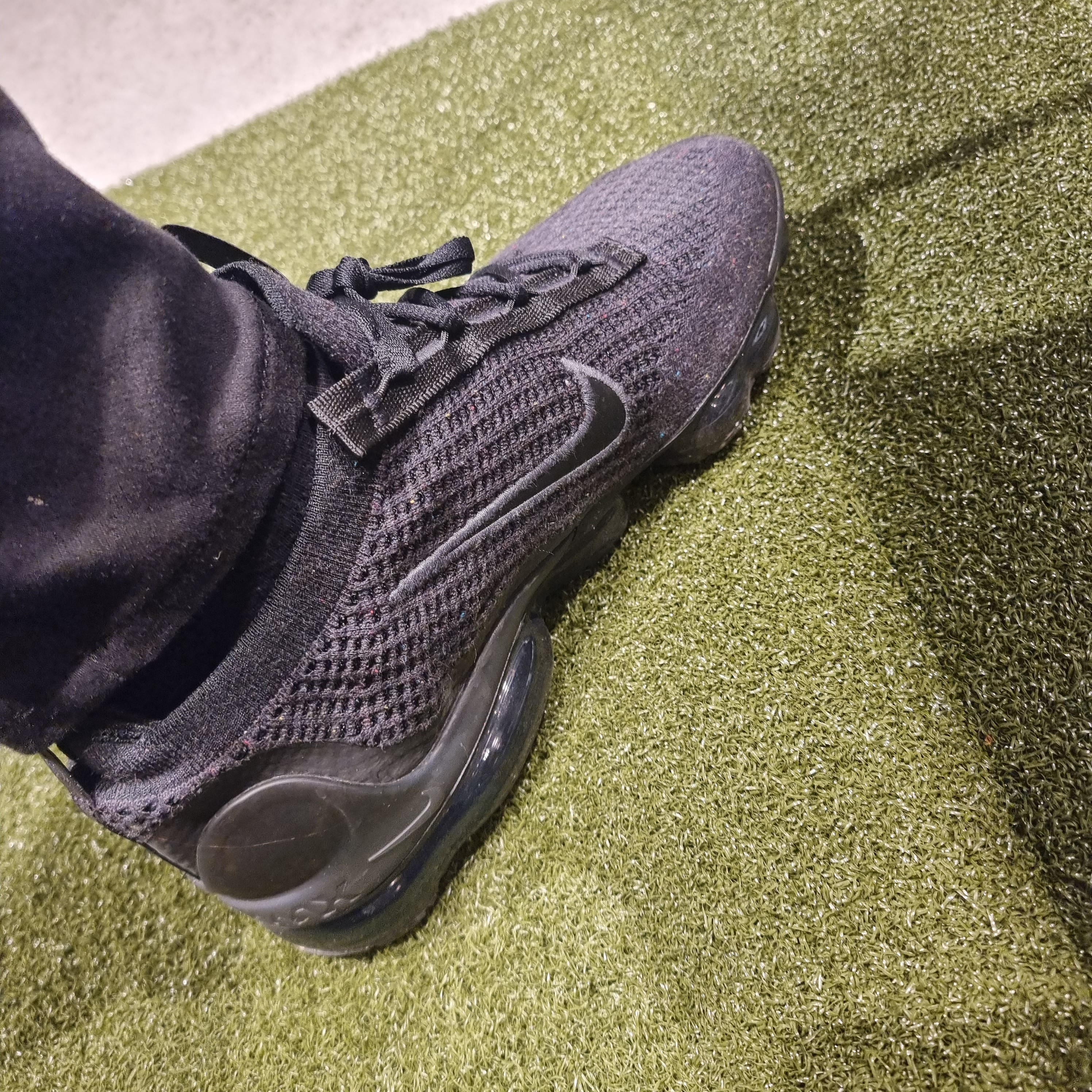 Nike Air VaporMax 2021 Flyknit Triple Black, Nike Air VaporMax Flyknit 3.0 Triple Black 착용 스타일 - 1
