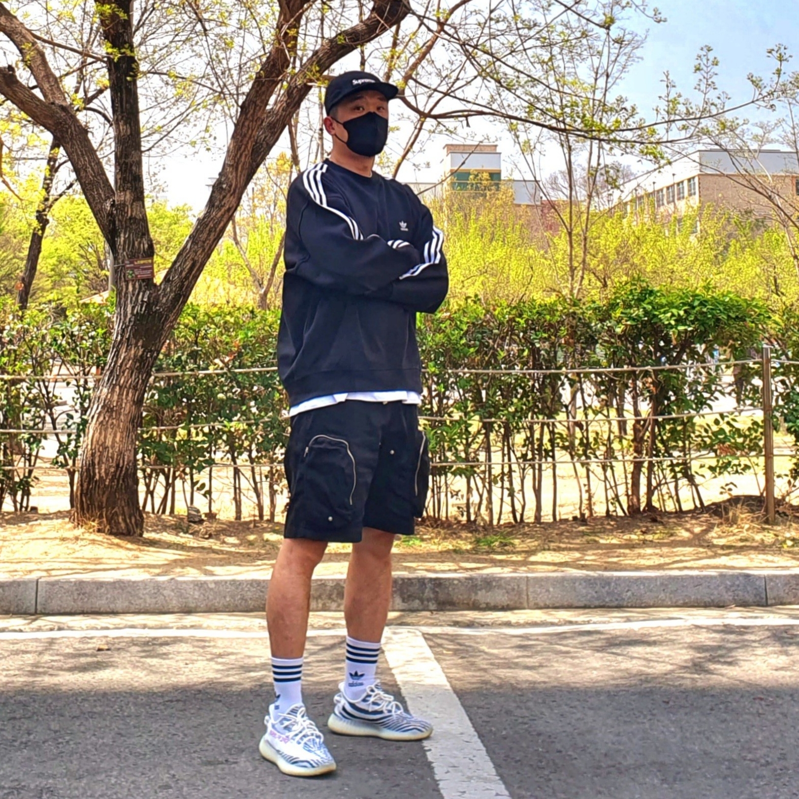 Adidas Yeezy Boost 350 V2 Zebra 2017/2019/2020, Supreme Military Camp Cap Black - 20SS 착용 스타일 - 1